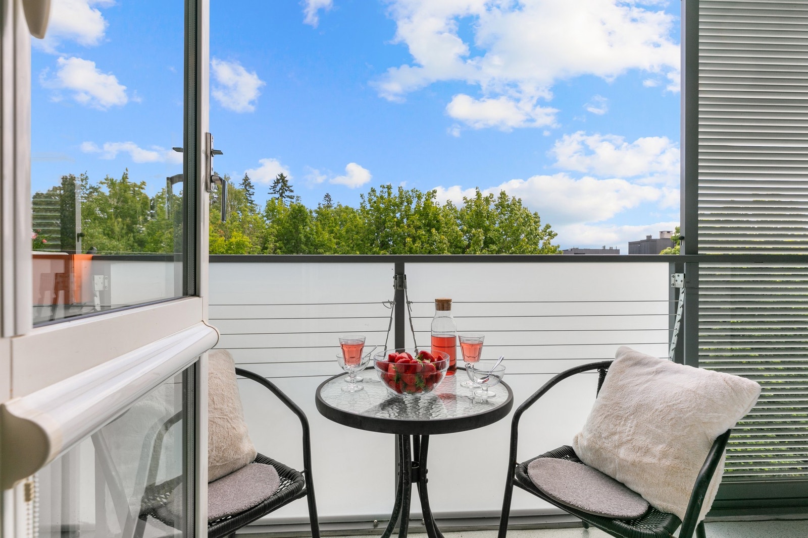 En sørvendt overbygget balkong på omkring 6 m2 har utgang fra kjøkken og et av soverommene Galleribilde