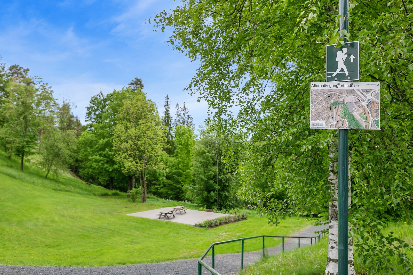 Nabolaget grenser til fine grøntområder og gangveier som fører ned til Sandvika sentrum Galleribilde
