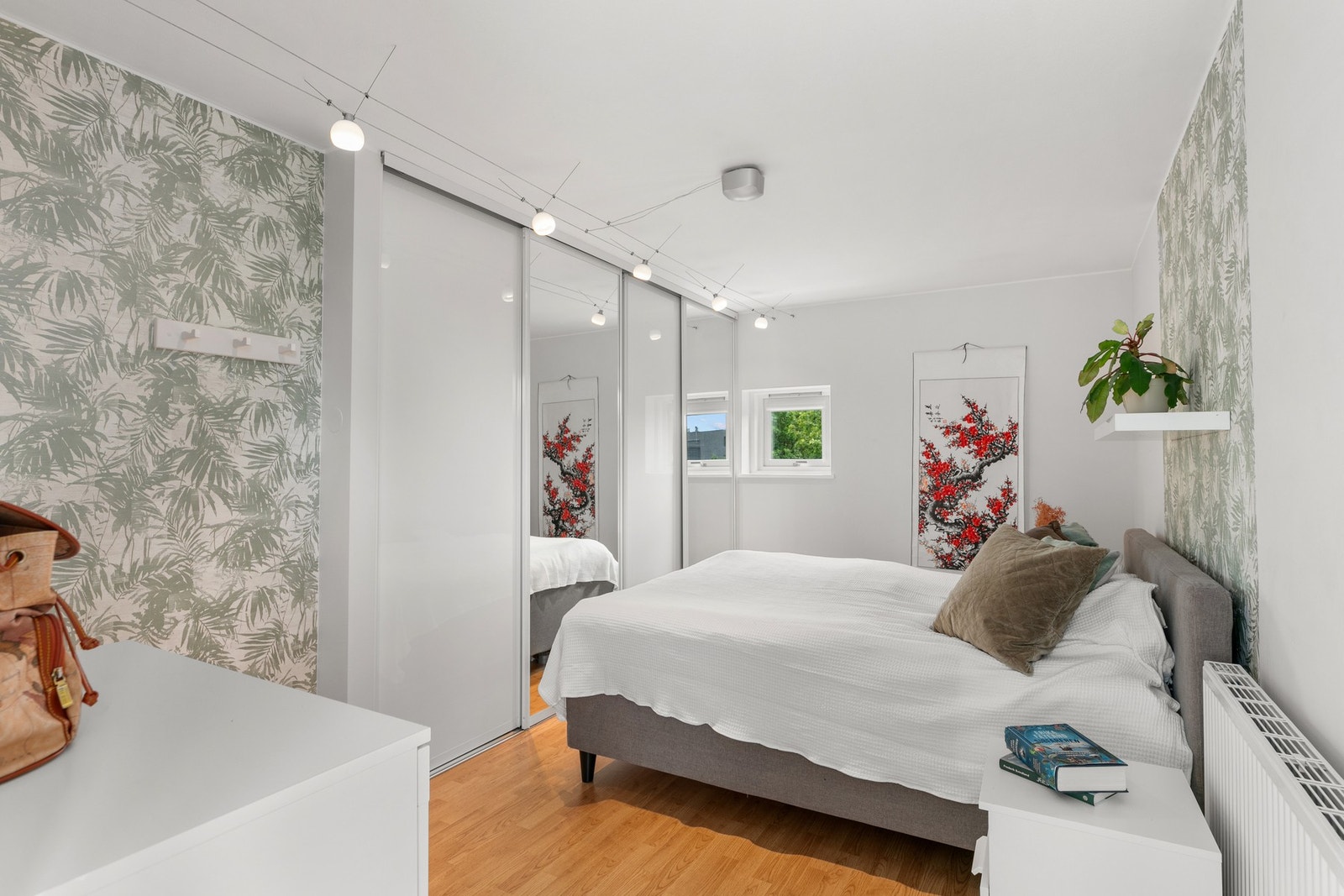 Her er god plass for en romslig dobbeltseng med tilhørende møbel Galleribilde