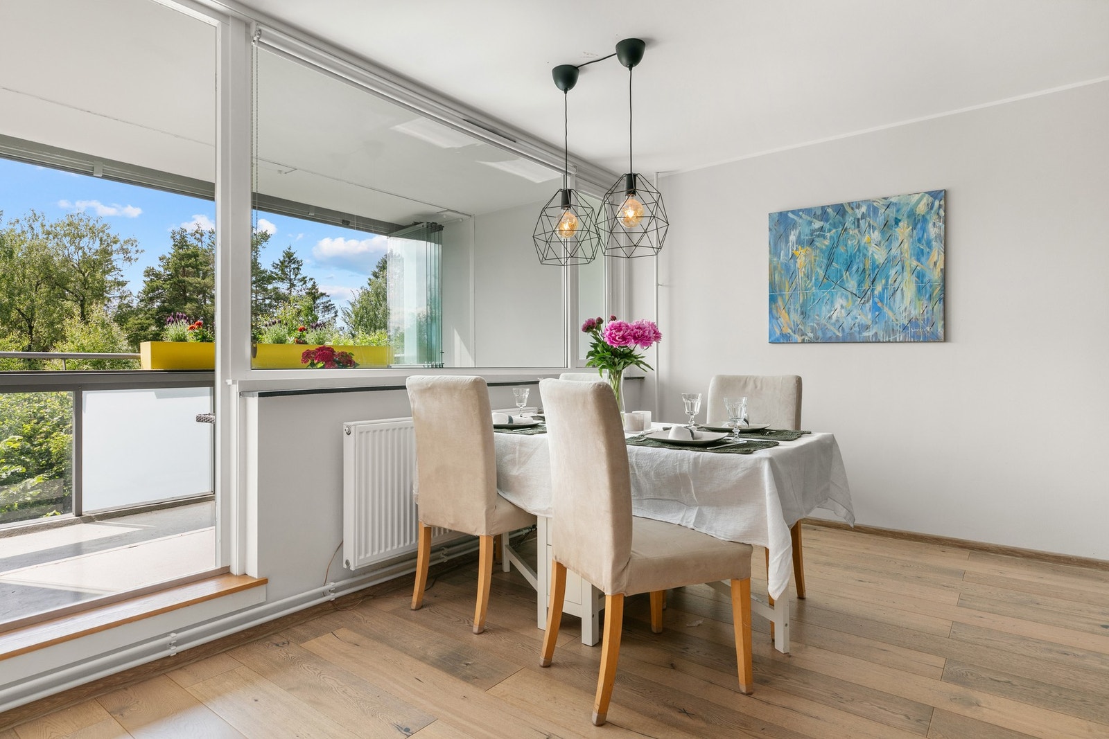 Stuen har også plass en spisestue foran vindusflatene mot balkongen Galleribilde