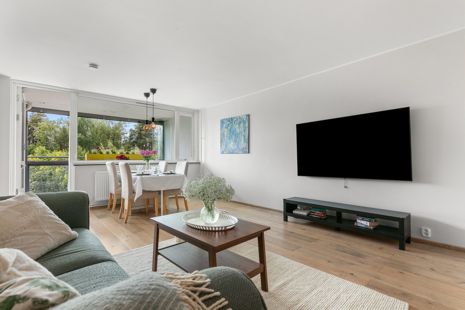 Stuen har fin plass for diverse møblering med sofagruppe Galleribilde