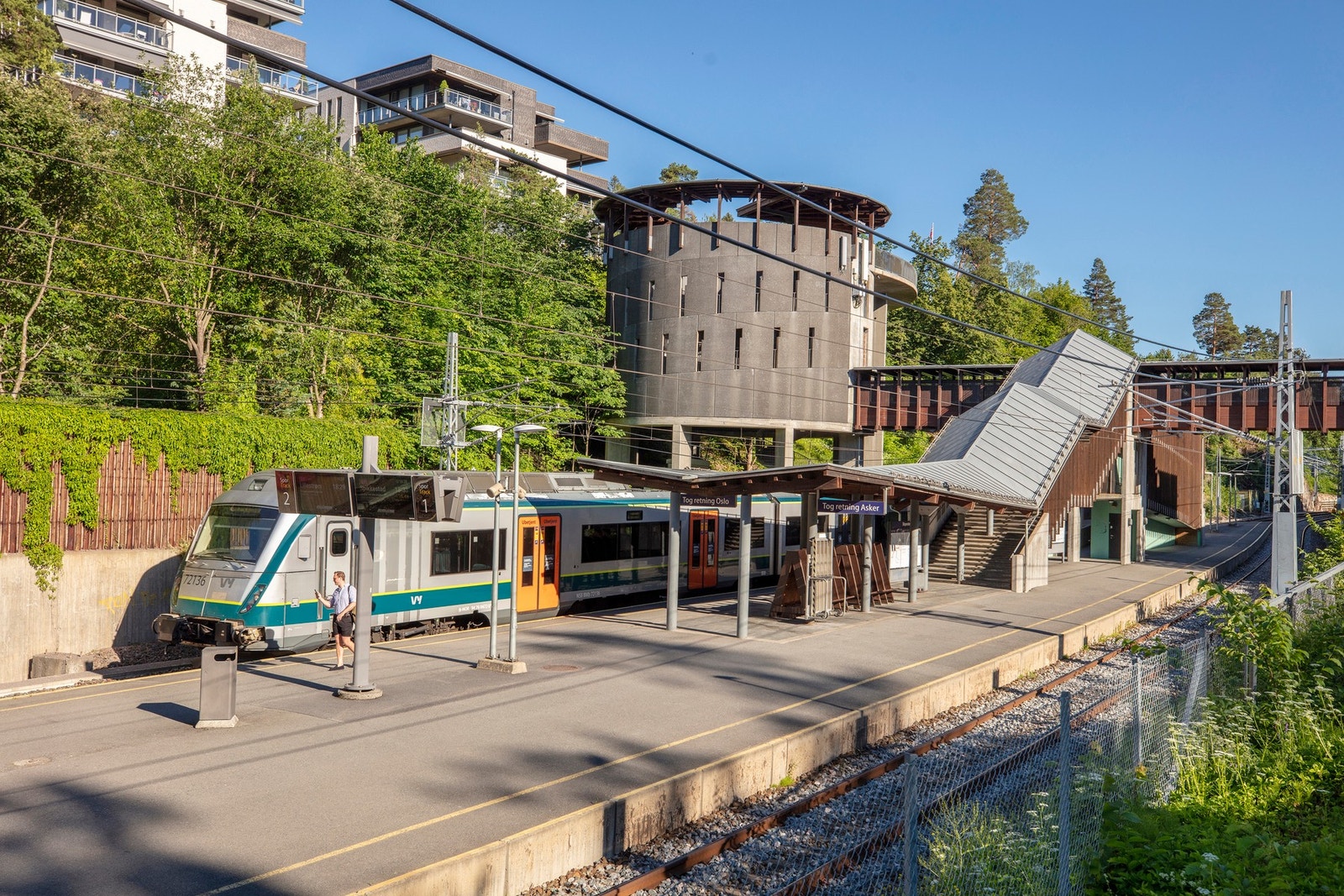 Via gangbroen er det kun 450 m gange til Slependen stasjon med lokaltog. Avganger med flytog/regiontog fra Sandvika Galleribilde