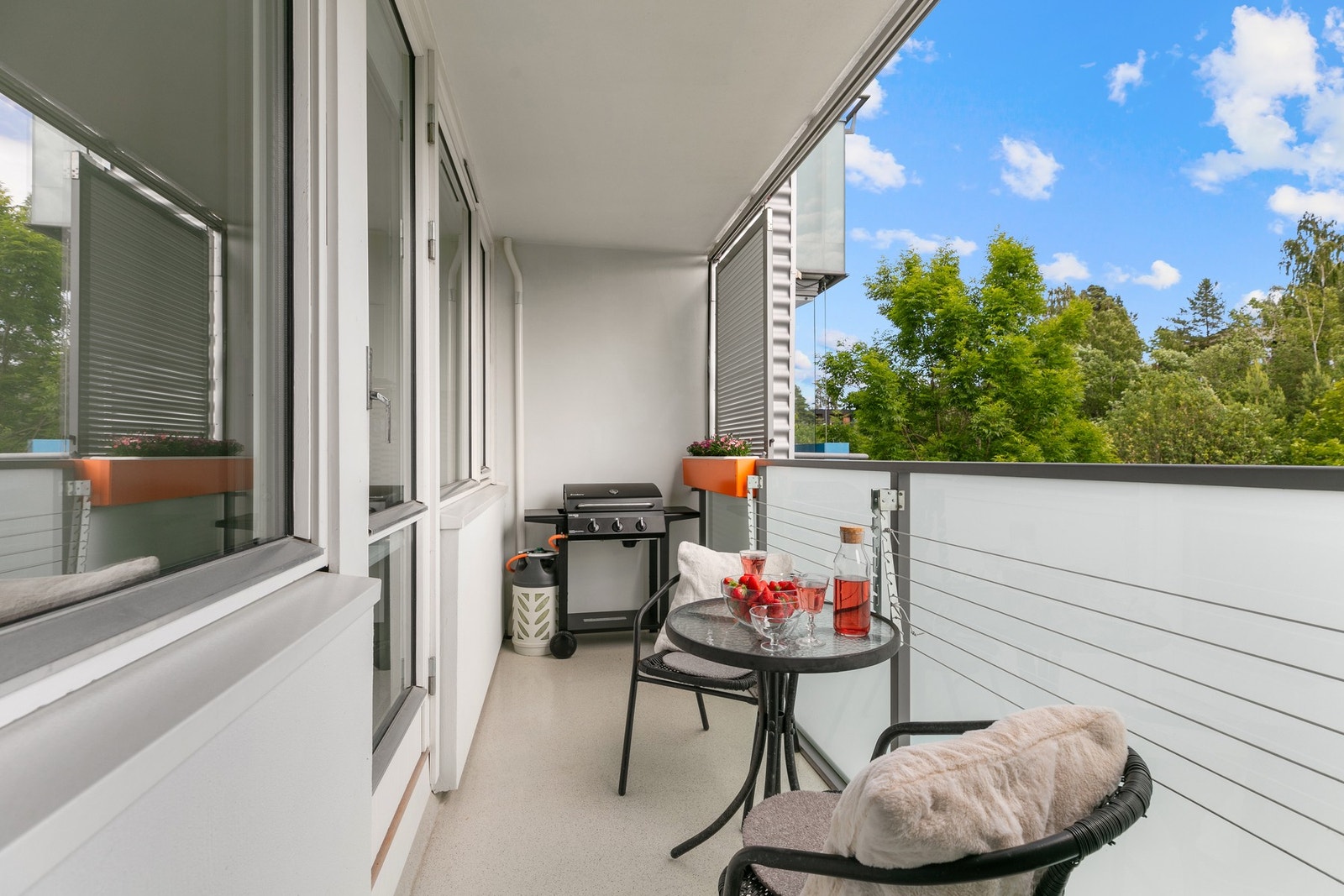 Balkongen på kjøkkensiden er uten innsyn, og gir fin plass for grill og et hyggelig kafésett Galleribilde