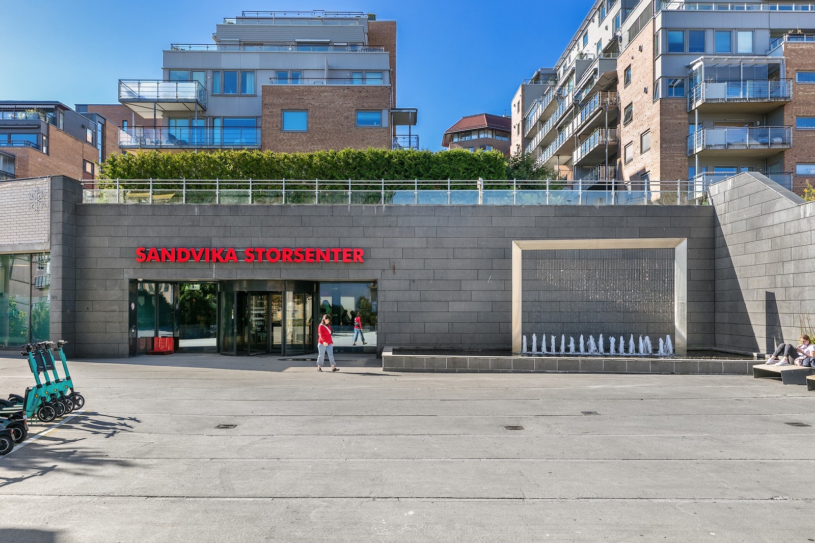 Gangveien over Jong fører rett ned til Sandvika storsenter med rundt 200 ulike forretningstilbud Galleribilde