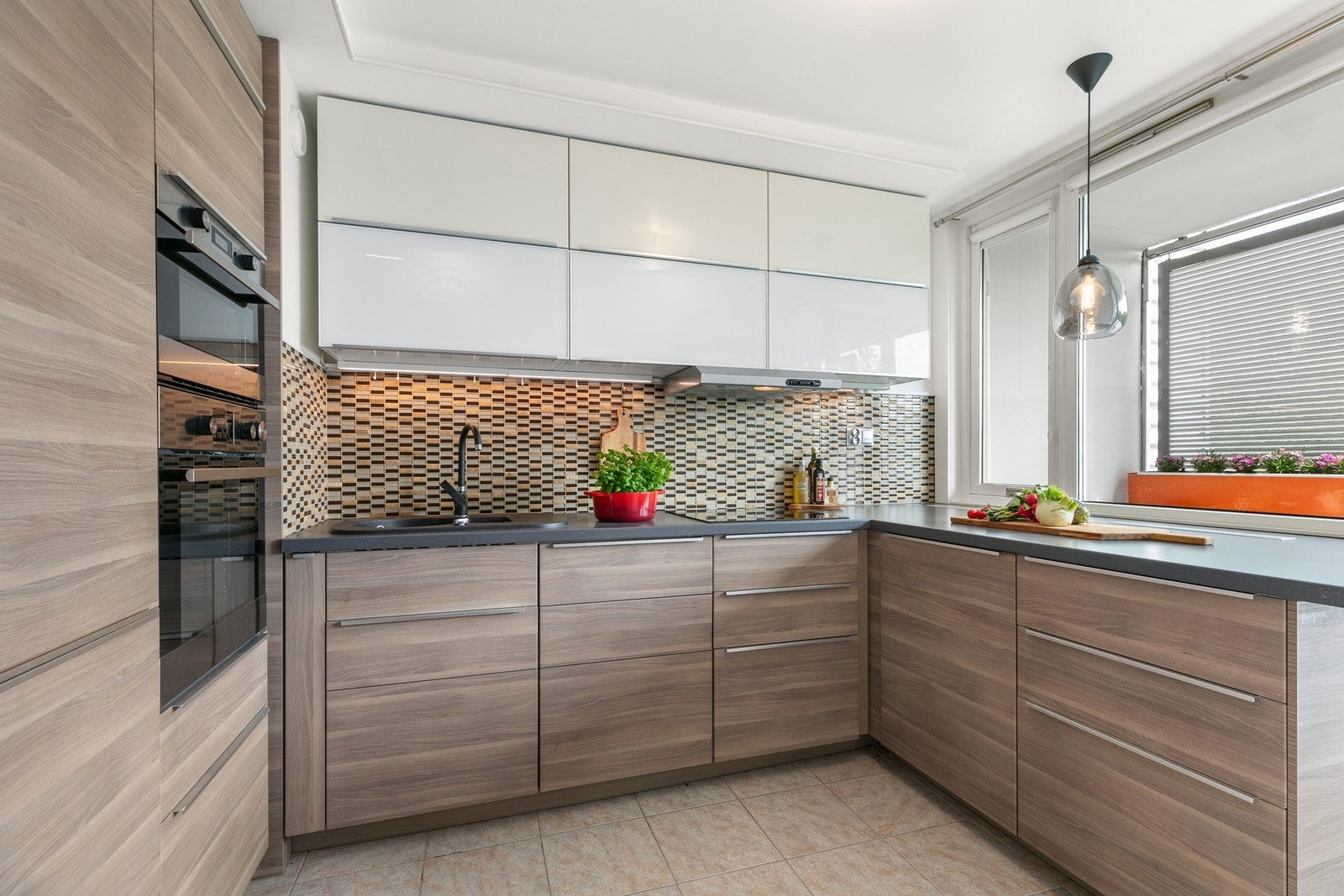 Kjøkkenet er utstyrt med en stilren innredning fra 2013, med glatte fronter, benkeplater i laminat og kum av kompositt Galleribilde