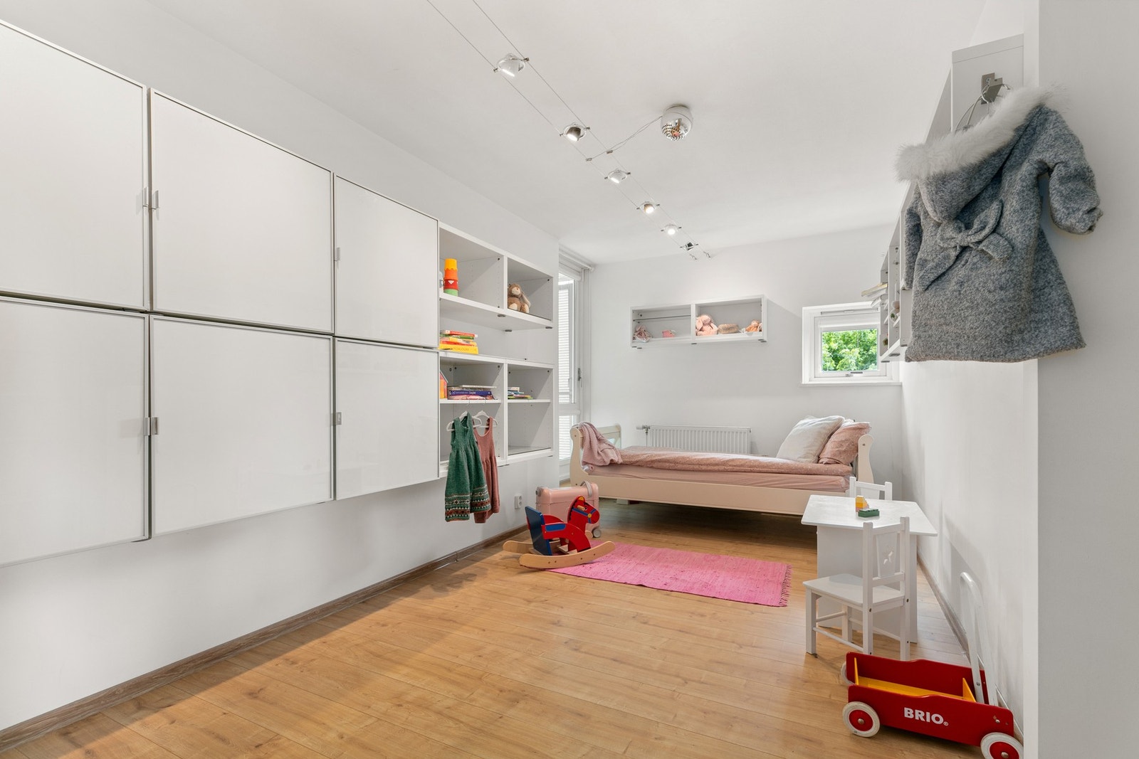 Soverom 2 har oppbevaringsmuligheter i en stor vegghengt garderoberekke/hyllesystem Galleribilde