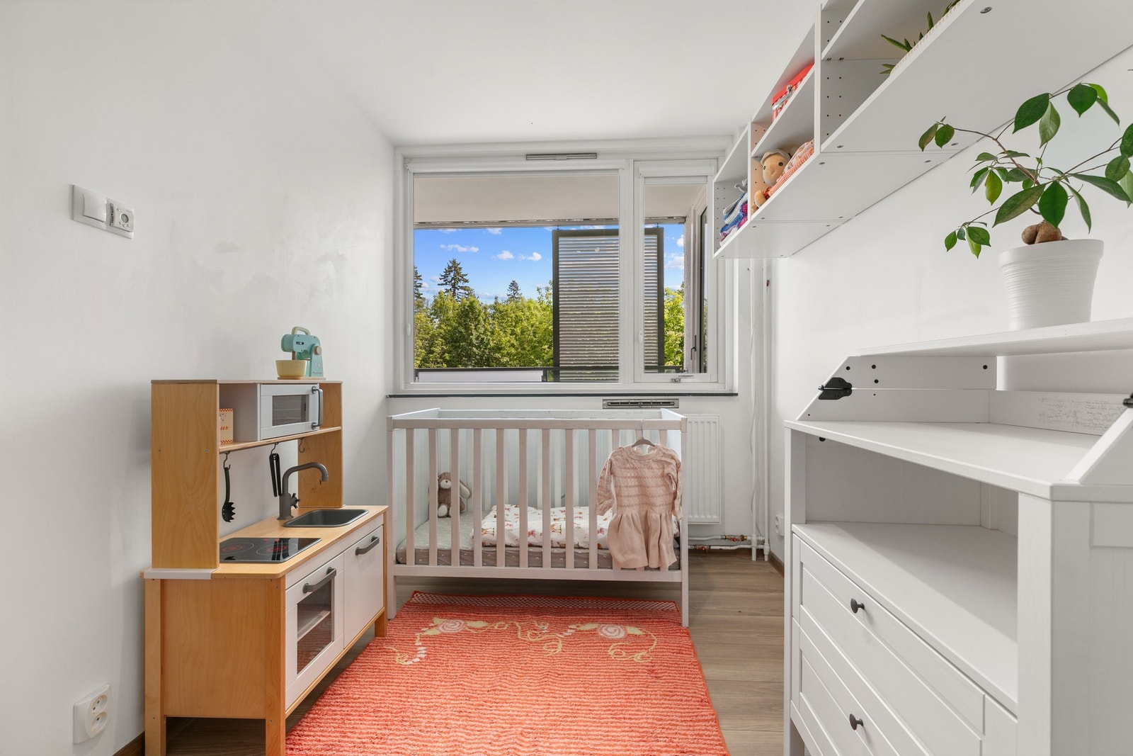 Soverom 3 med adkomst fra kjøkken passer fint til å innredes med babyseng og diverse møblering Galleribilde