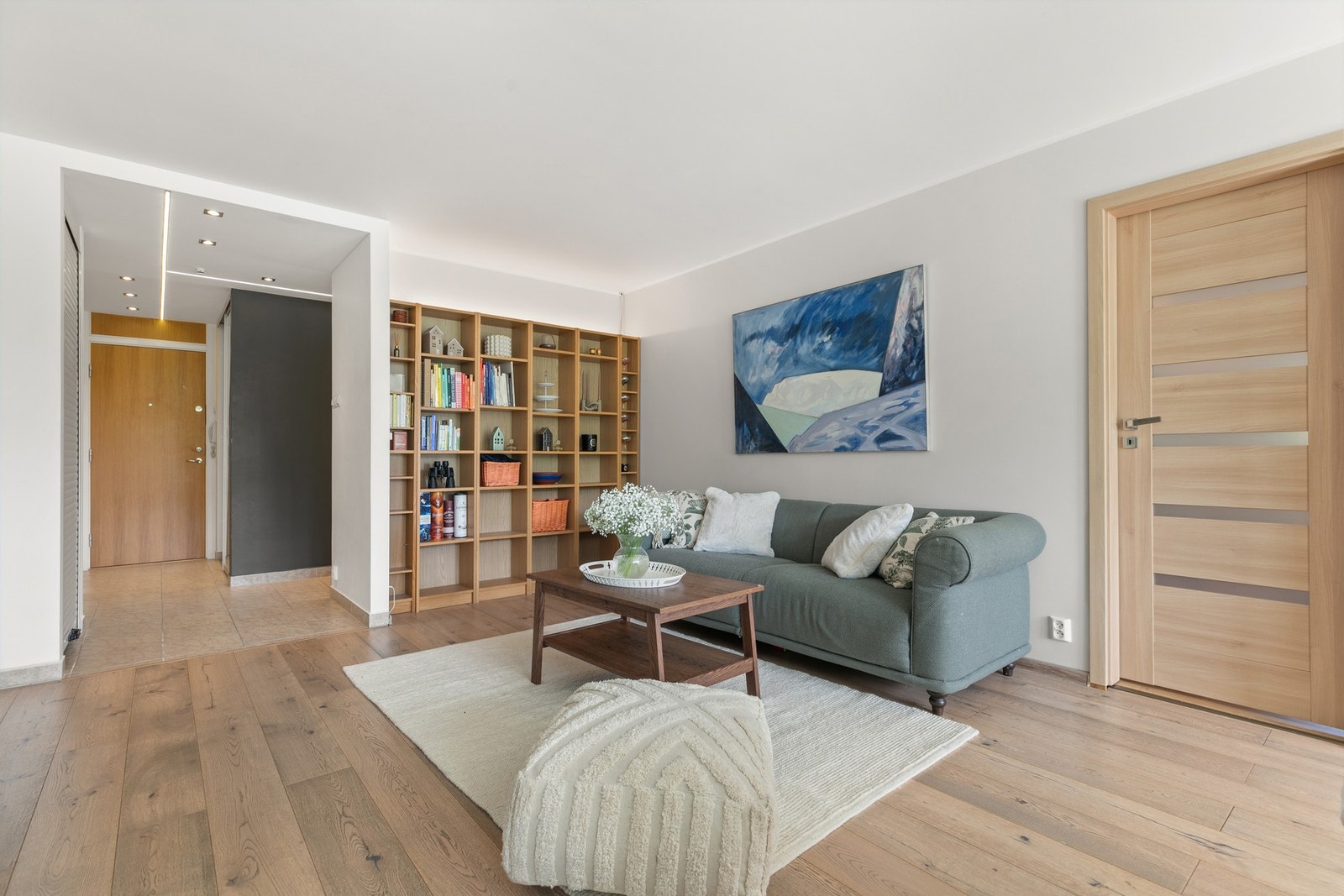 Stuen lar seg møblere i ulike soner Galleribilde