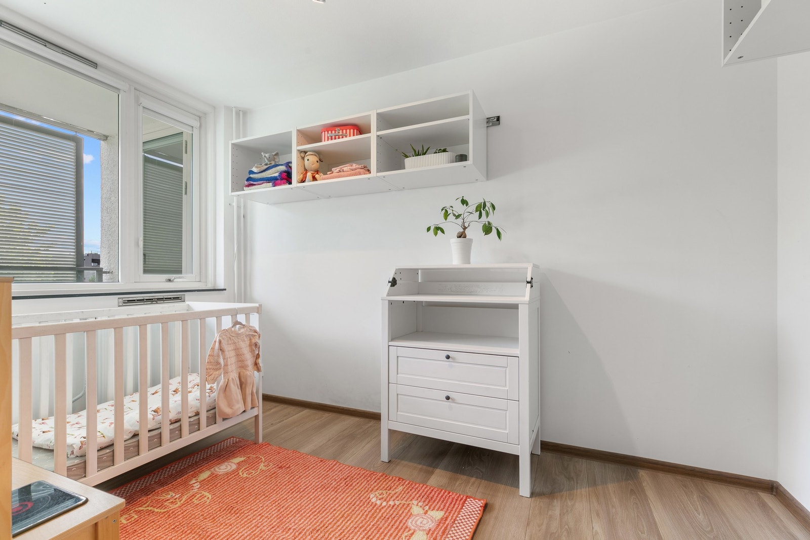 Soverom 3 ligger skjermet til med vindu vendende ut mot den overbygde balkongen. Galleribilde