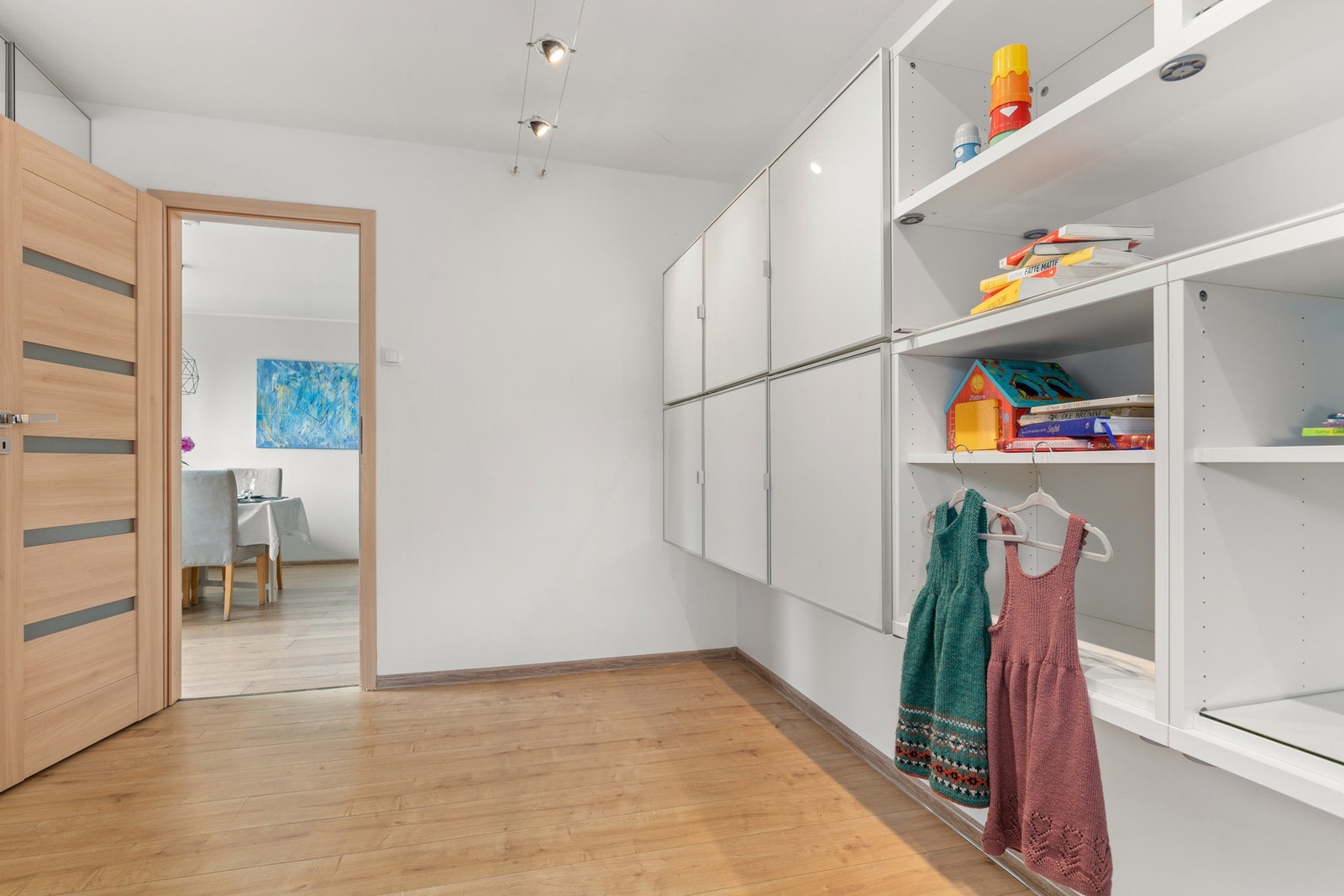 Soverom 2 med inngang fra stue har rikelig plass og utgang til en sørvendt balkong tilknyttet kjøkken Galleribilde