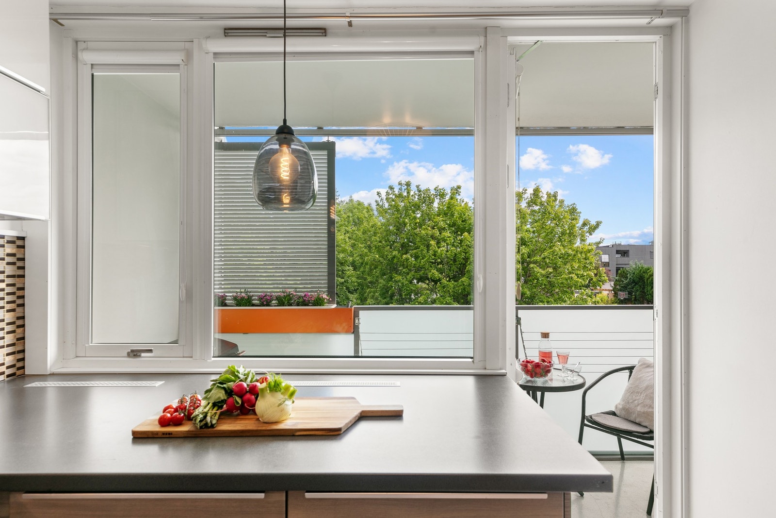 Utsikt kjøkkenvindu/balkongdør Galleribilde