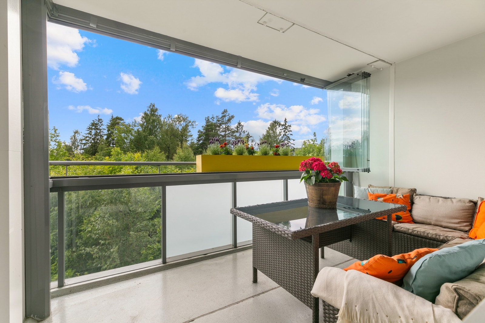 Den vestvendte innglassede balkongen har adkomst både fra stue og hovedsoverom Galleribilde