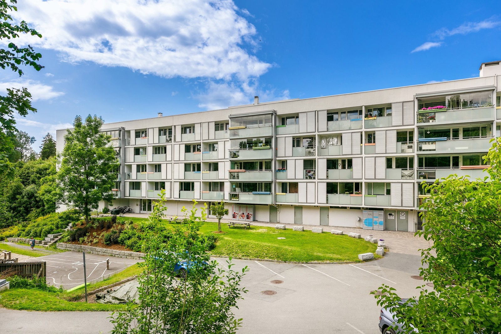 Borettslaget har fellestomt med plenarealer, trær, prydbusker og diverse beplantning Galleribilde