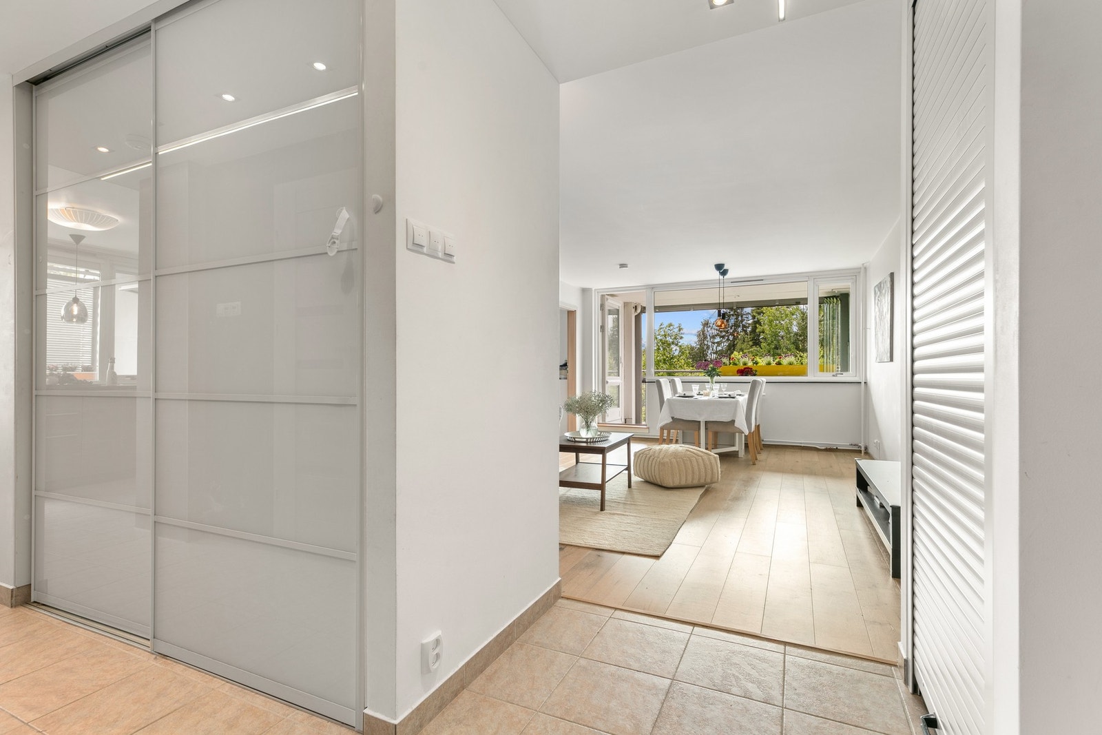 Entré/gang er utstyrt med to skyvedørsgarderober, her garderoben i gang Galleribilde