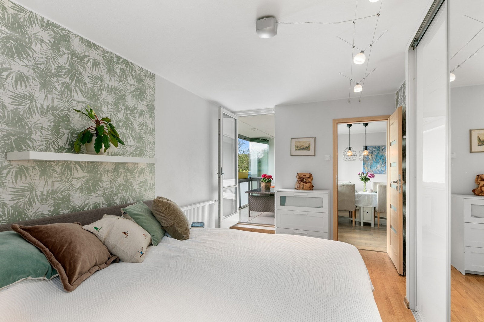 Hovedsoverom har utgang til den innglassede balkongen Galleribilde