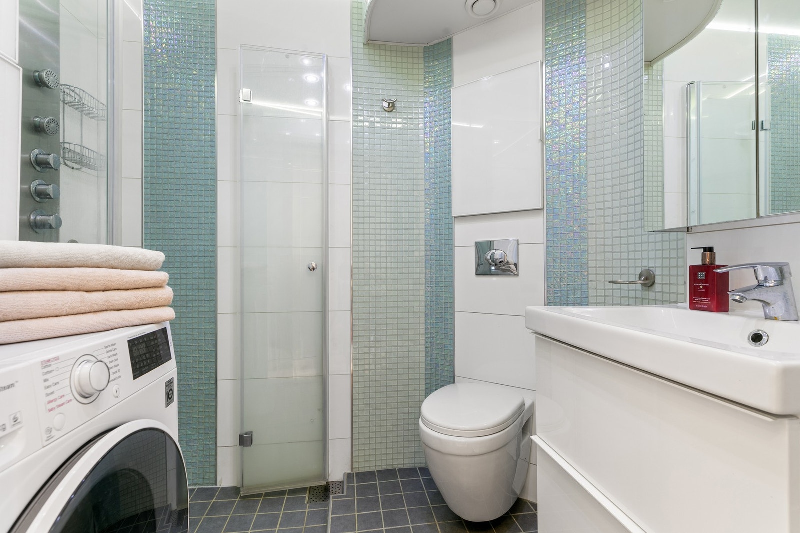 Leilighetens bad er opplyst oppgradert i 2013 i regi av tidligere eier, med nye fliser, membran og innredning Galleribilde