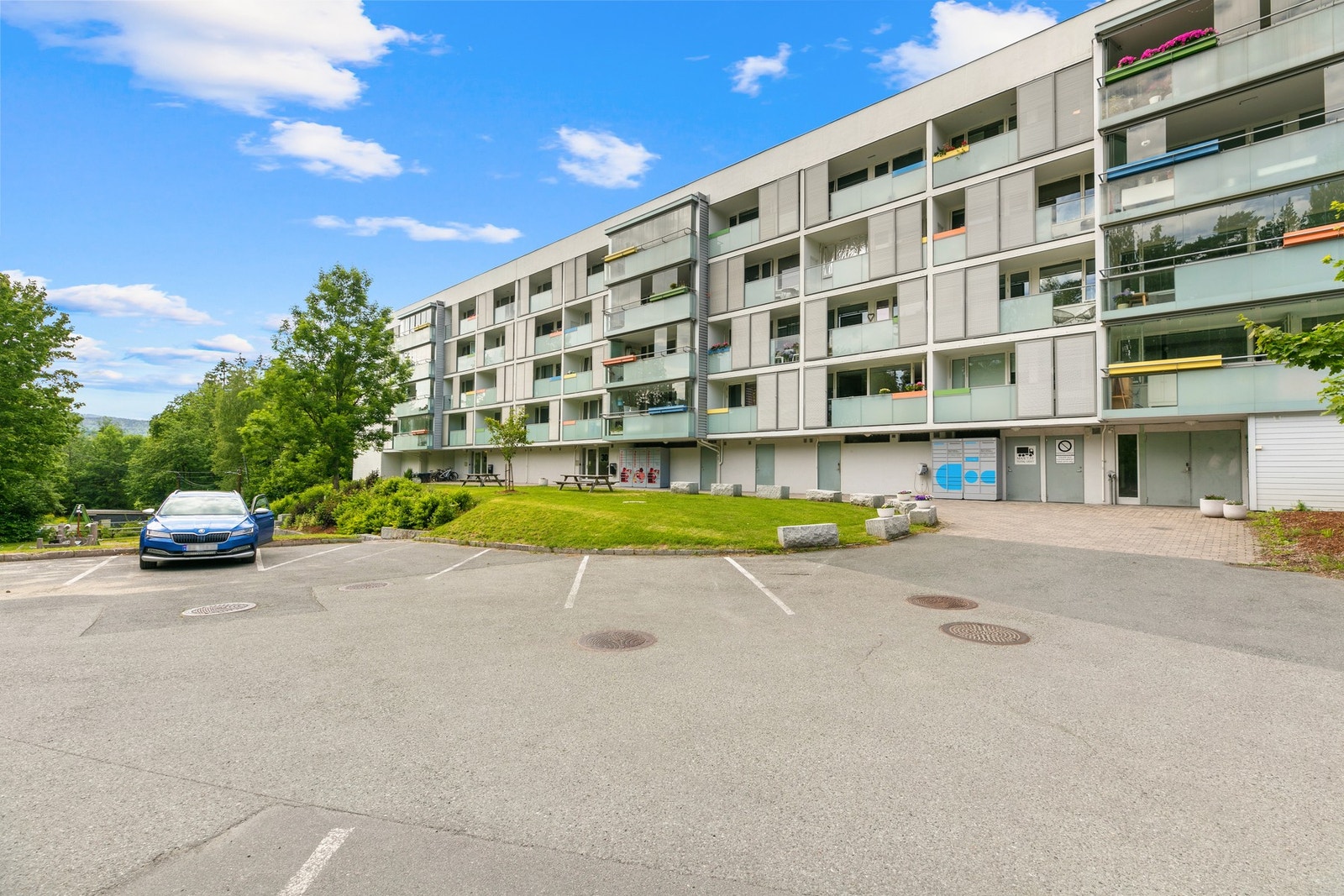 Her er asfalterte internveier, gjesteparkering og muligheter for parkering i felles garasjerekke Galleribilde