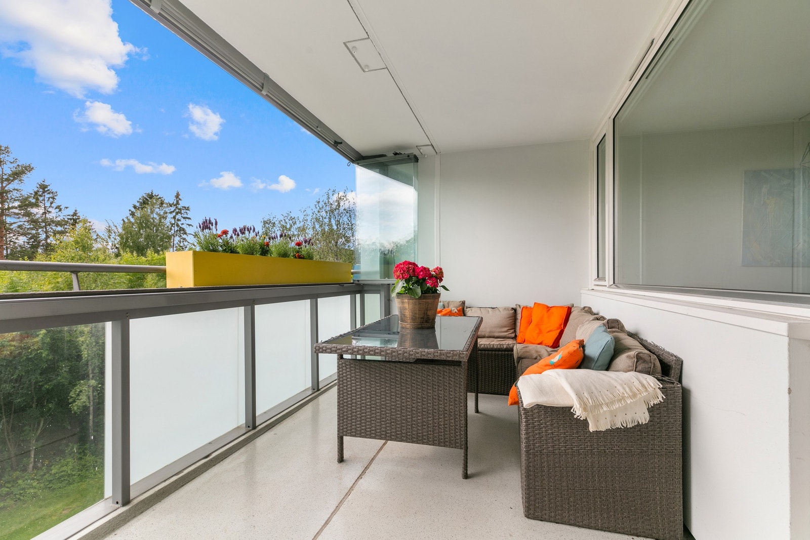 Den usjenerte balkongen på rundt 9 m2 har fin plass for møblering Galleribilde