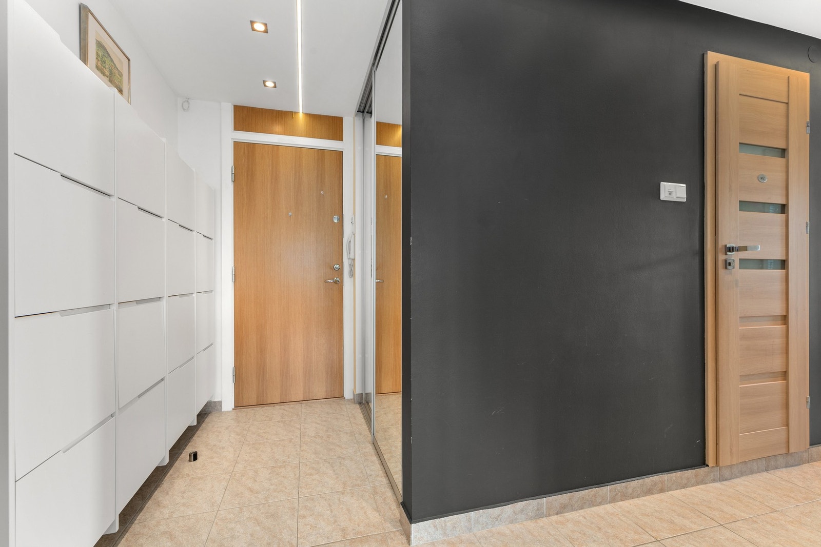 Entréen har oppbevaringsmøbel og en skyvedørsgarderobe med ventilasjon og varmekabler for effektiv tørking av klær Galleribilde