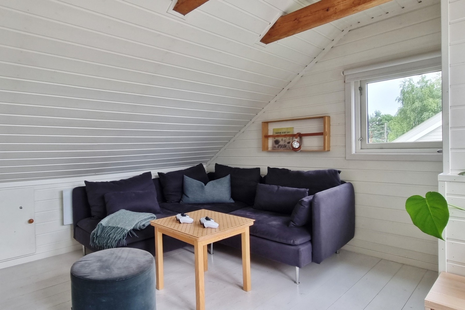 Koselig sofakrok i loftstuen. Det er ikke søkt om/godkjent bruksendring av rommet og det er heller ikke tatt stilling om dette lar seg gjøre. Galleribilde