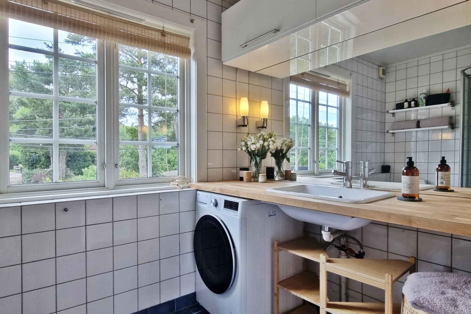 Romslig bad i hovedetasjen. Galleribilde