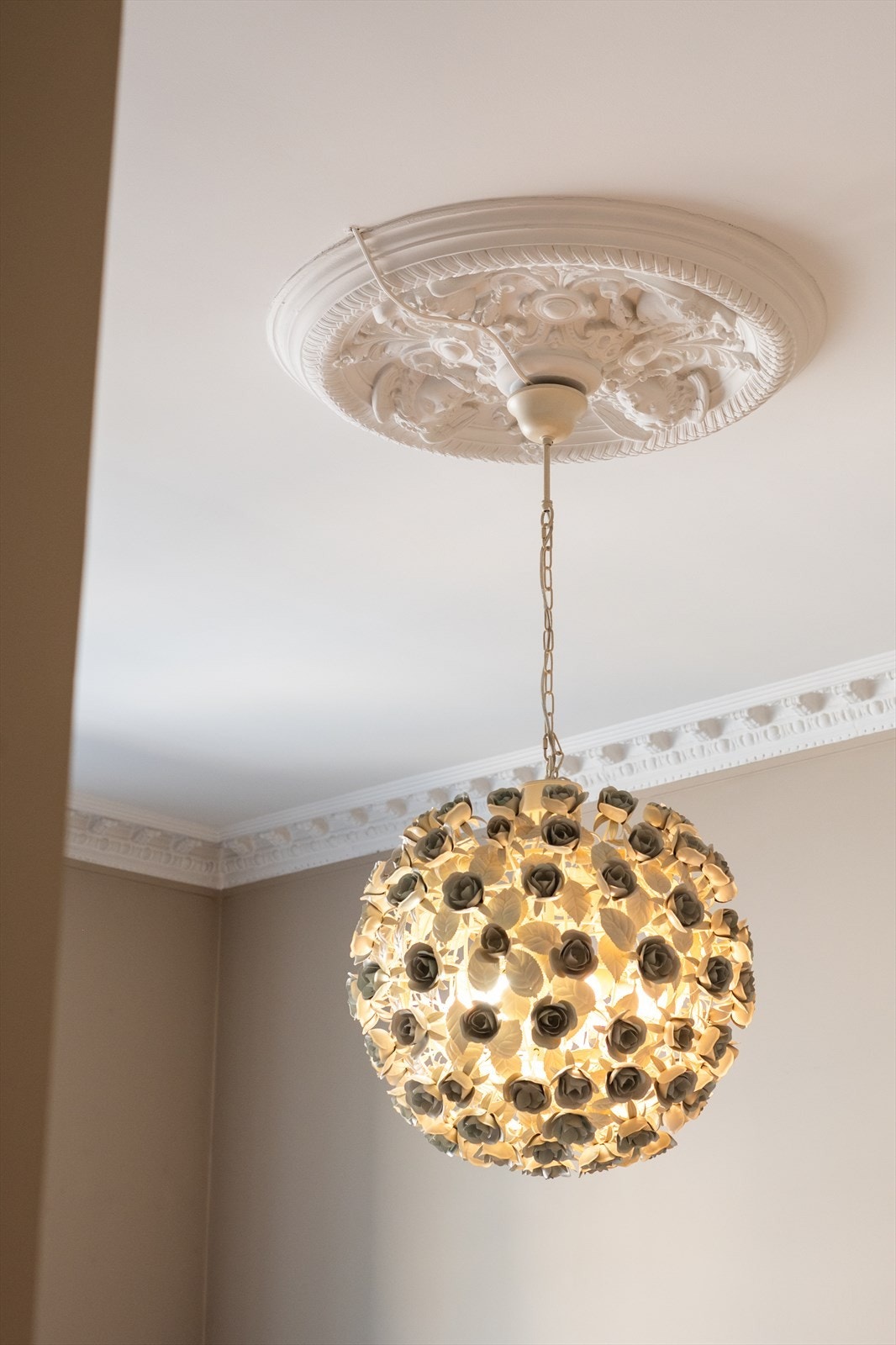 Stuen byr på klassiske detaljer i form av flott stukkatur og nydelig rosett. Galleribilde