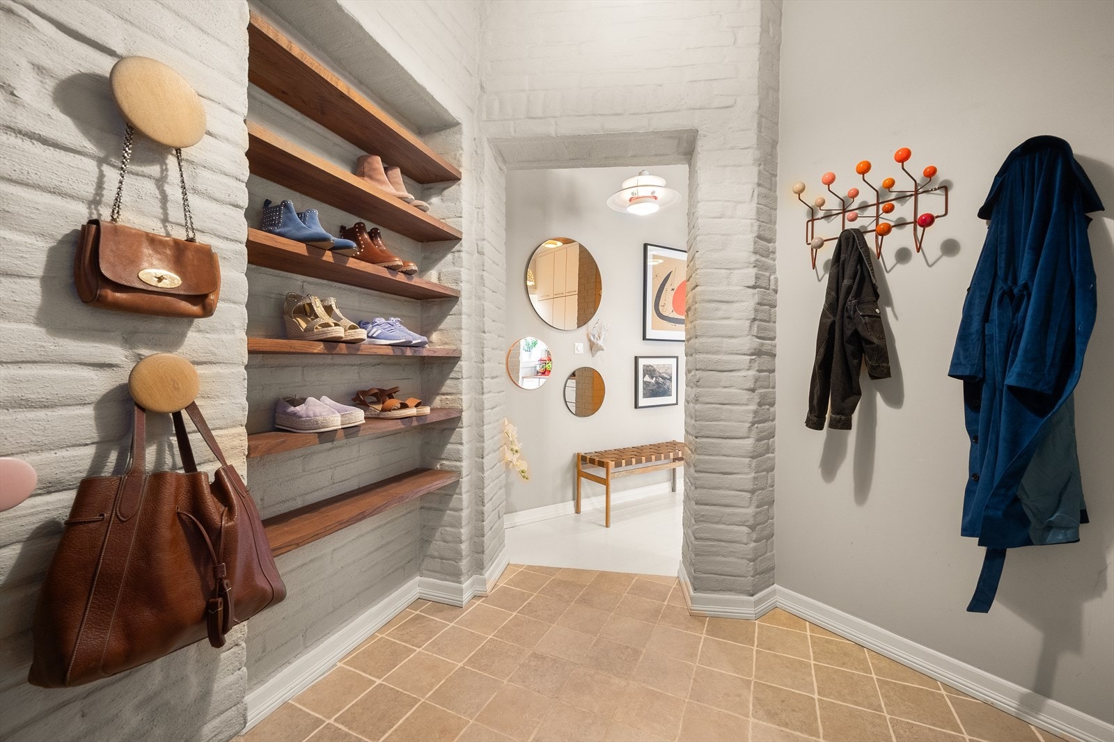 Hyggelig entré med plass til yttertøy og sko. Galleribilde