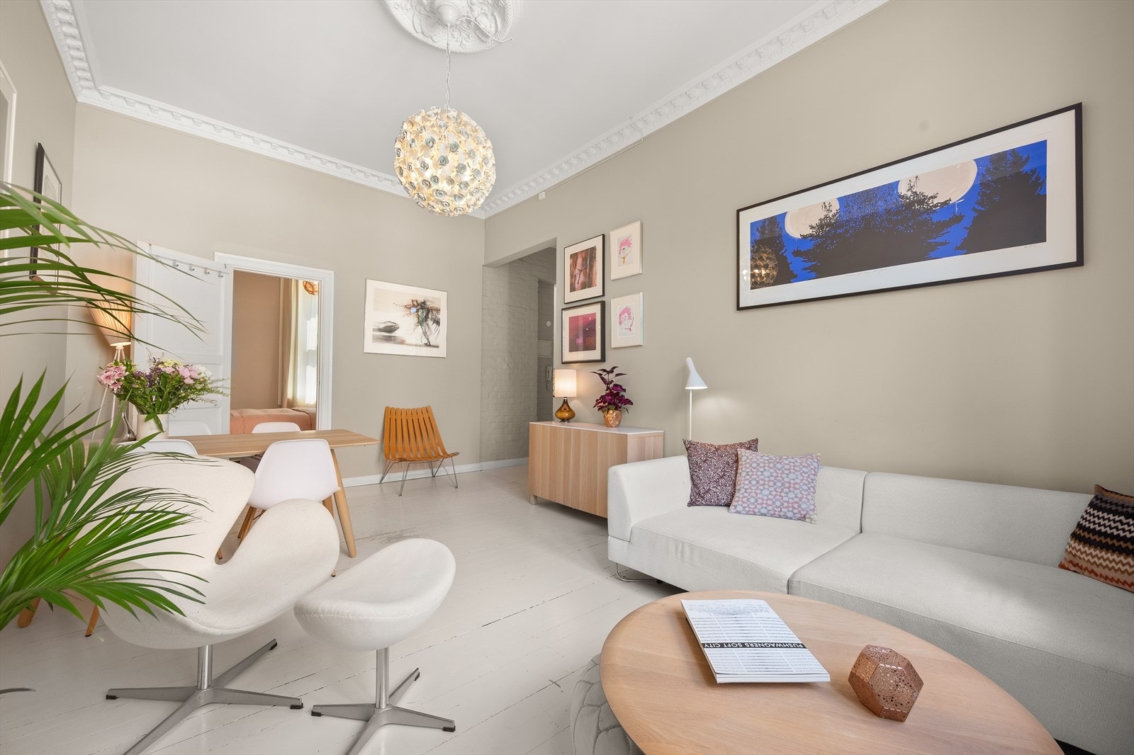 Stuen oppleves svært luftig med sin fabelaktige takhøyde på hele 3,28 m. Galleribilde