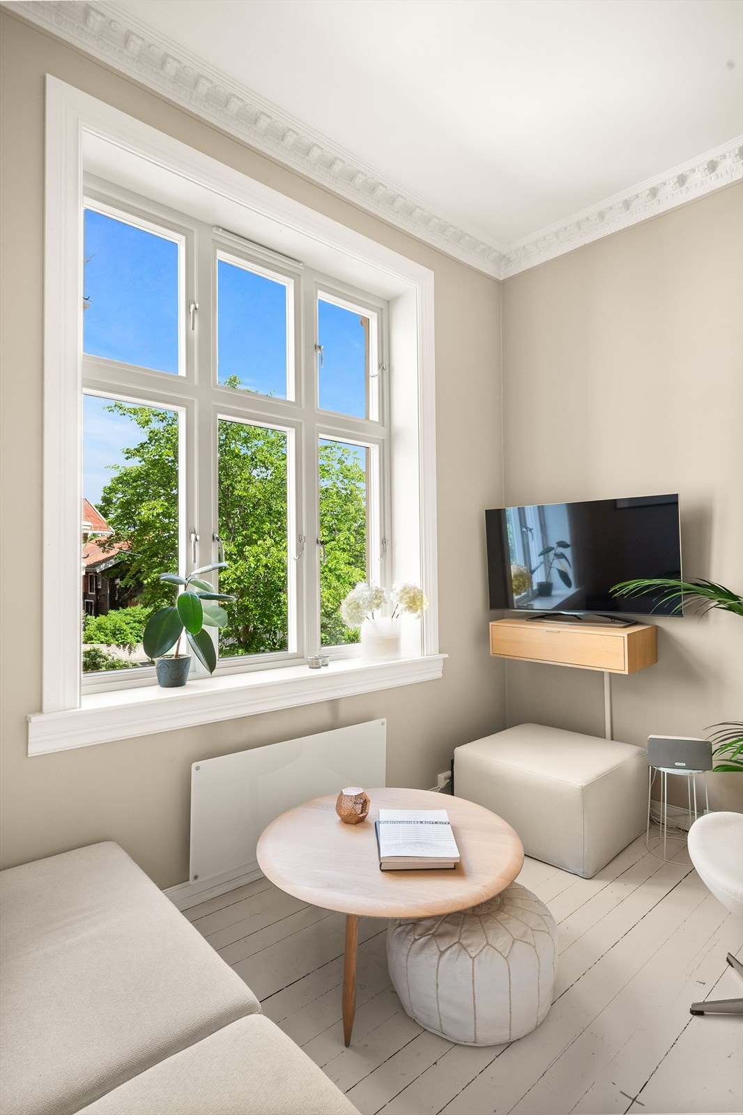 Flott og stor vindusflate som sikrer masse naturlig lys. Alle vinduer ble byttet i 2023. Galleribilde