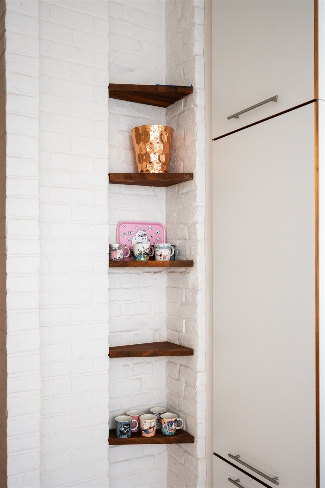 Praktiske og fine plassbygde hyller. Galleribilde