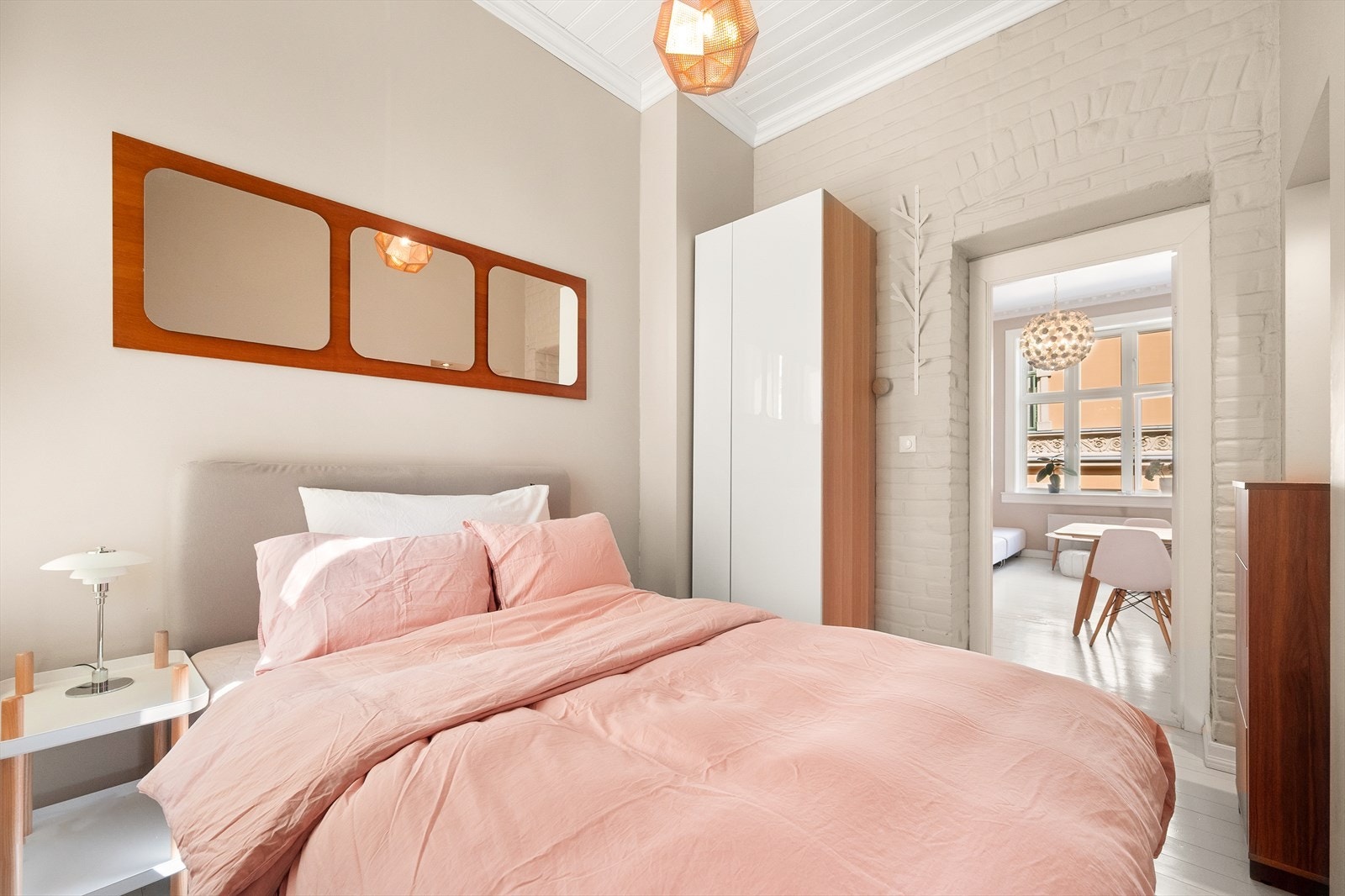 Fin, praktisk garderobe med god oppbevaringsplass til klær. Galleribilde