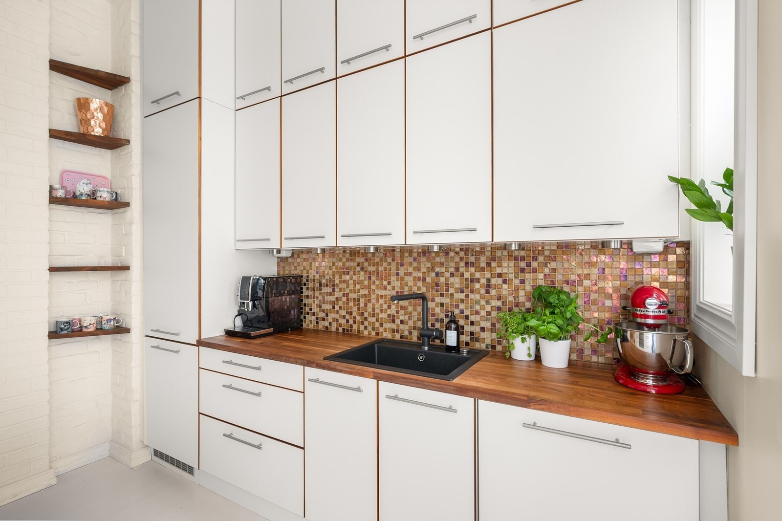 Hvitevarene er integrerte og består av stekeovn, platetopp, kjøleskap/fryser og oppvaskmaskin (2020). Galleribilde