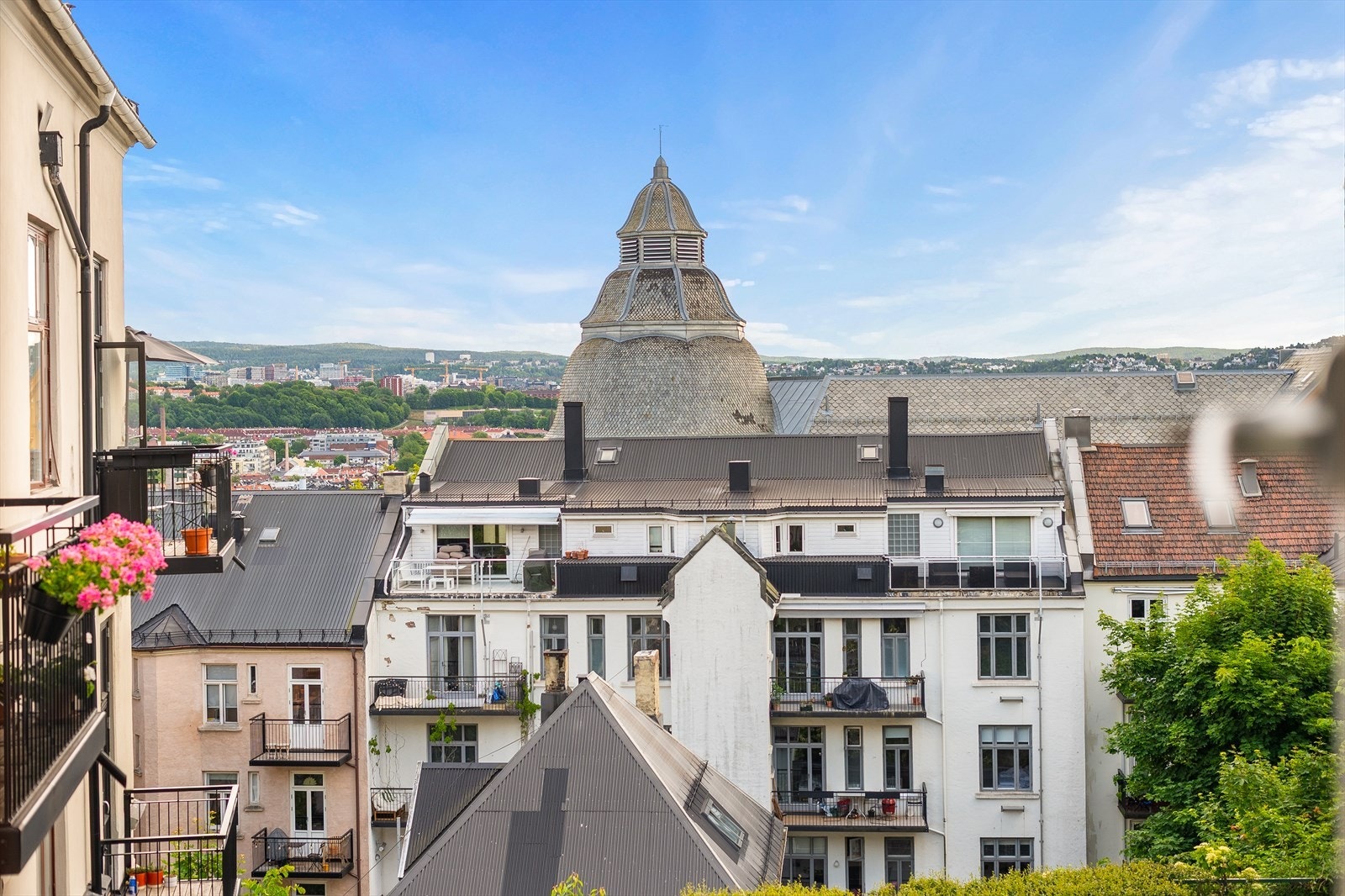 Fra kjøkkenet har du fantastisk utsikt. Boligen ligger på et høydedrag. Galleribilde