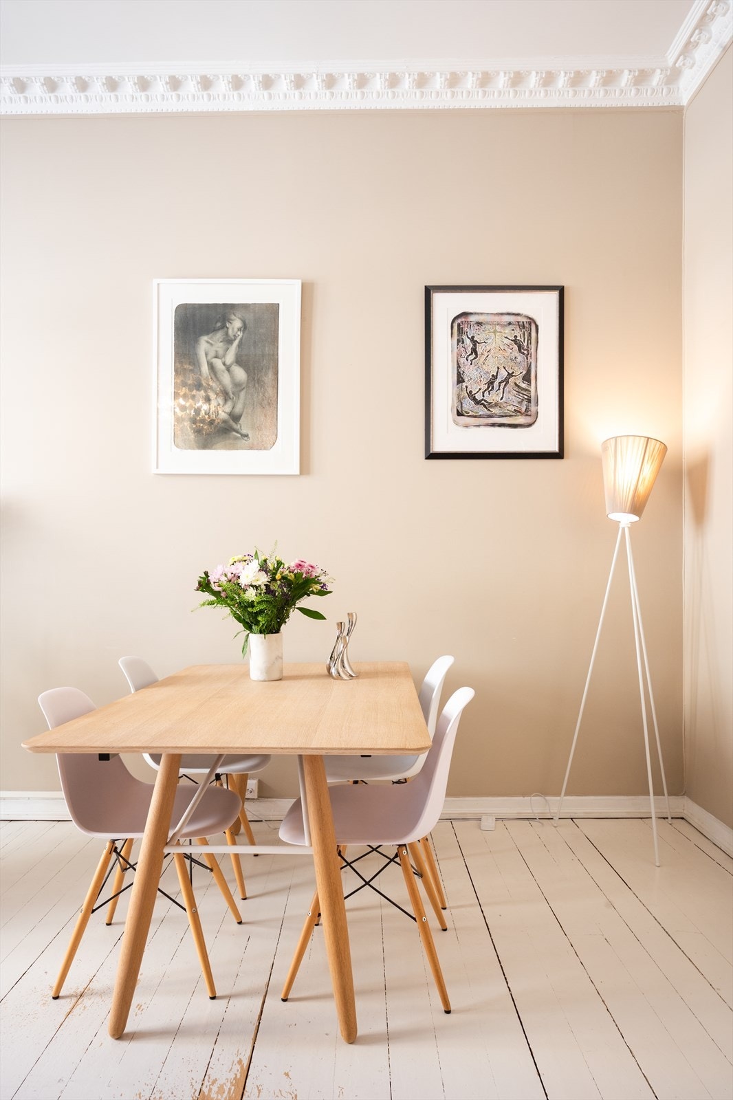 Videre er det plass til et spisebord med tilhørende spisestoler. Galleribilde