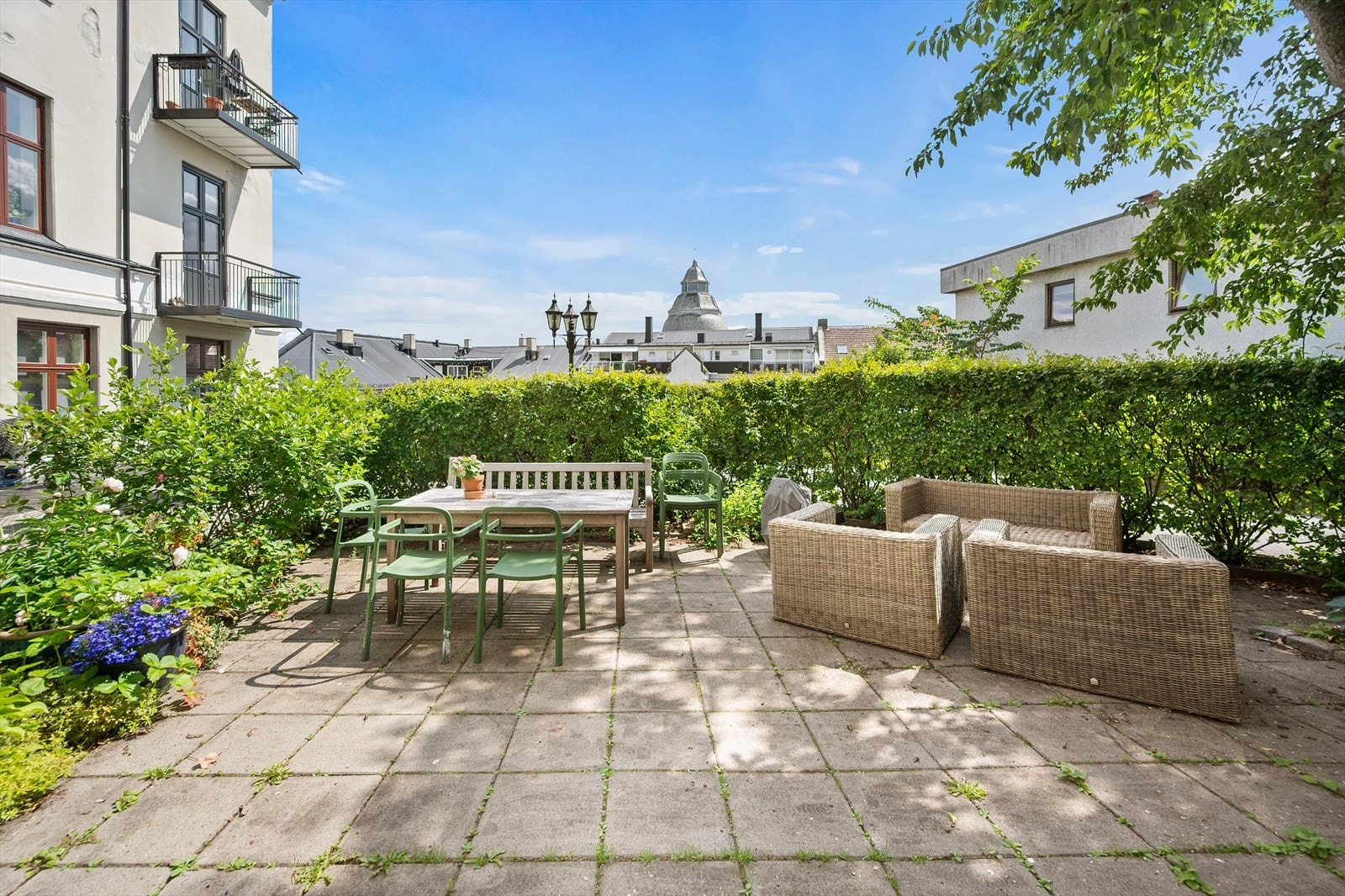 Borettslaget har et grønt og nydelig uteområde som kan benyttes av beboerne! Galleribilde