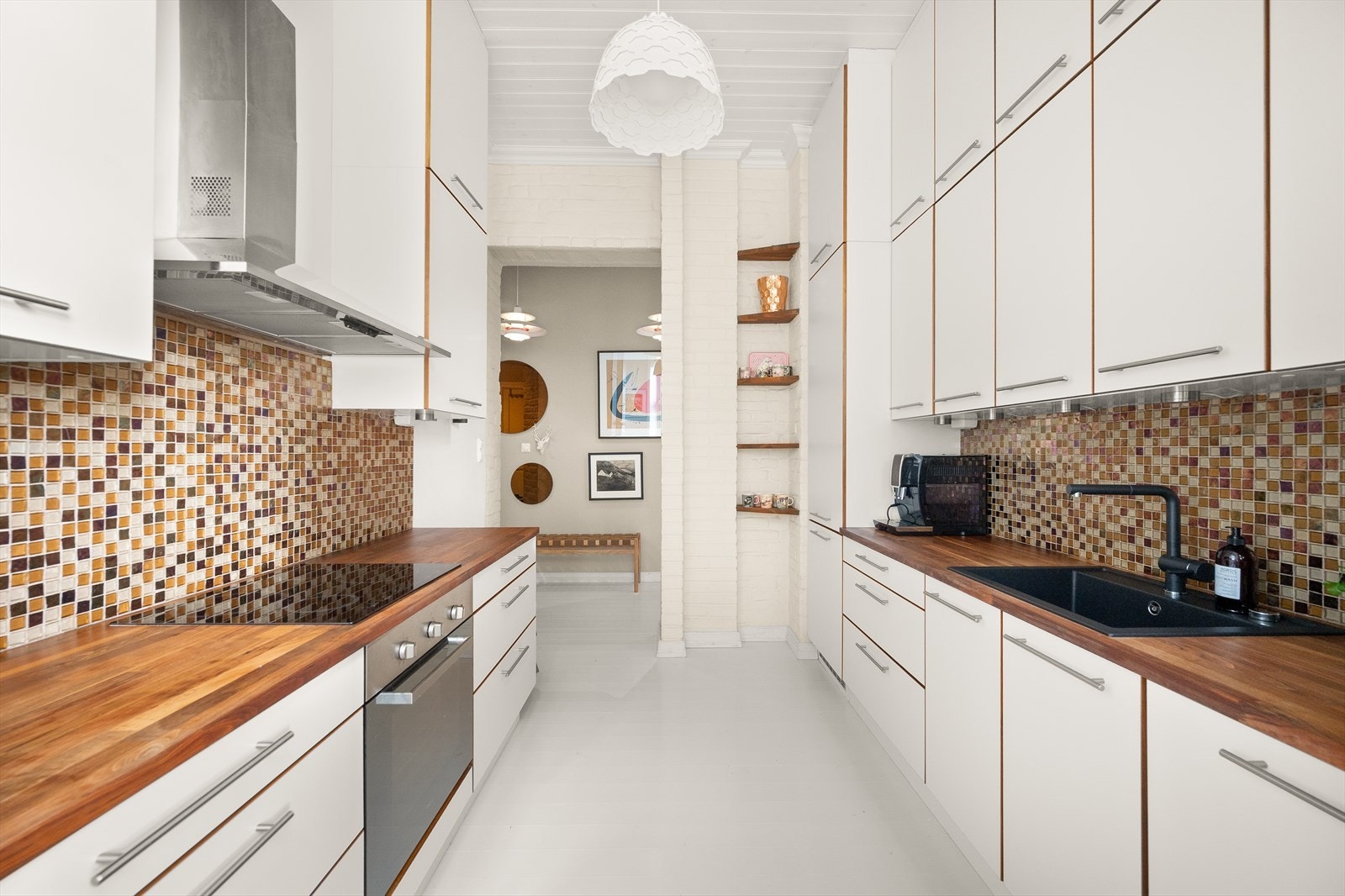 Kullfiltervifte over stekesonen. Rikelig med skap- og benkeplass. Galleribilde