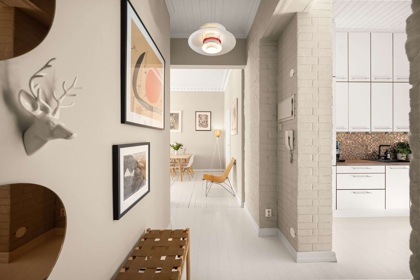 Planløsningen er gjennomgående og gangen sikrer god flyt mellom oppholdsrommene. Galleribilde