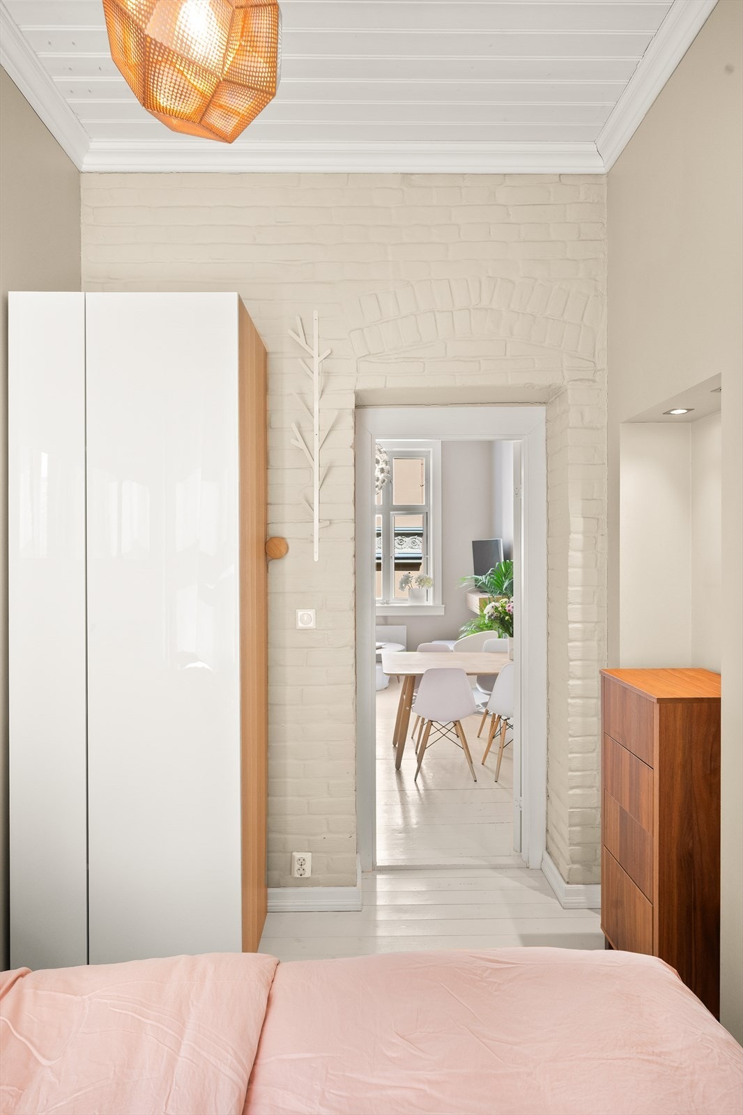 Stor vindusflate med herlig utsikt. Soverommet ligger rolig vendt, vekk fra gate. Galleribilde