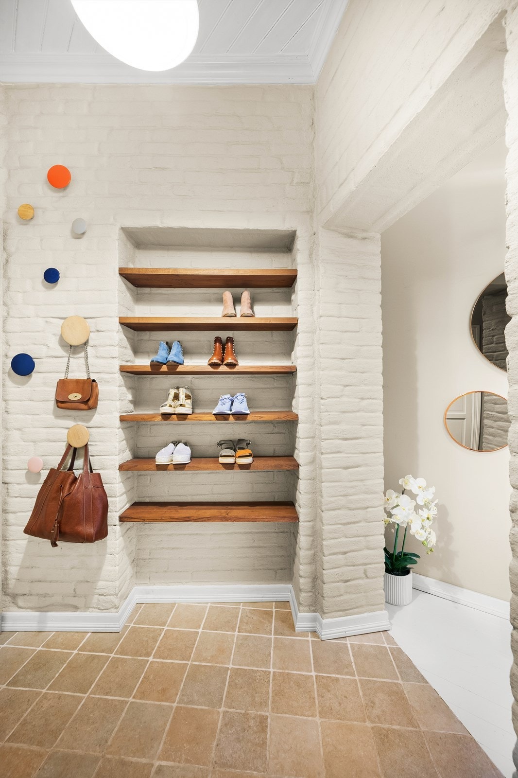 Dørcalling med åpner. Pent malte overflater og flislagte gulv med varme. Galleribilde