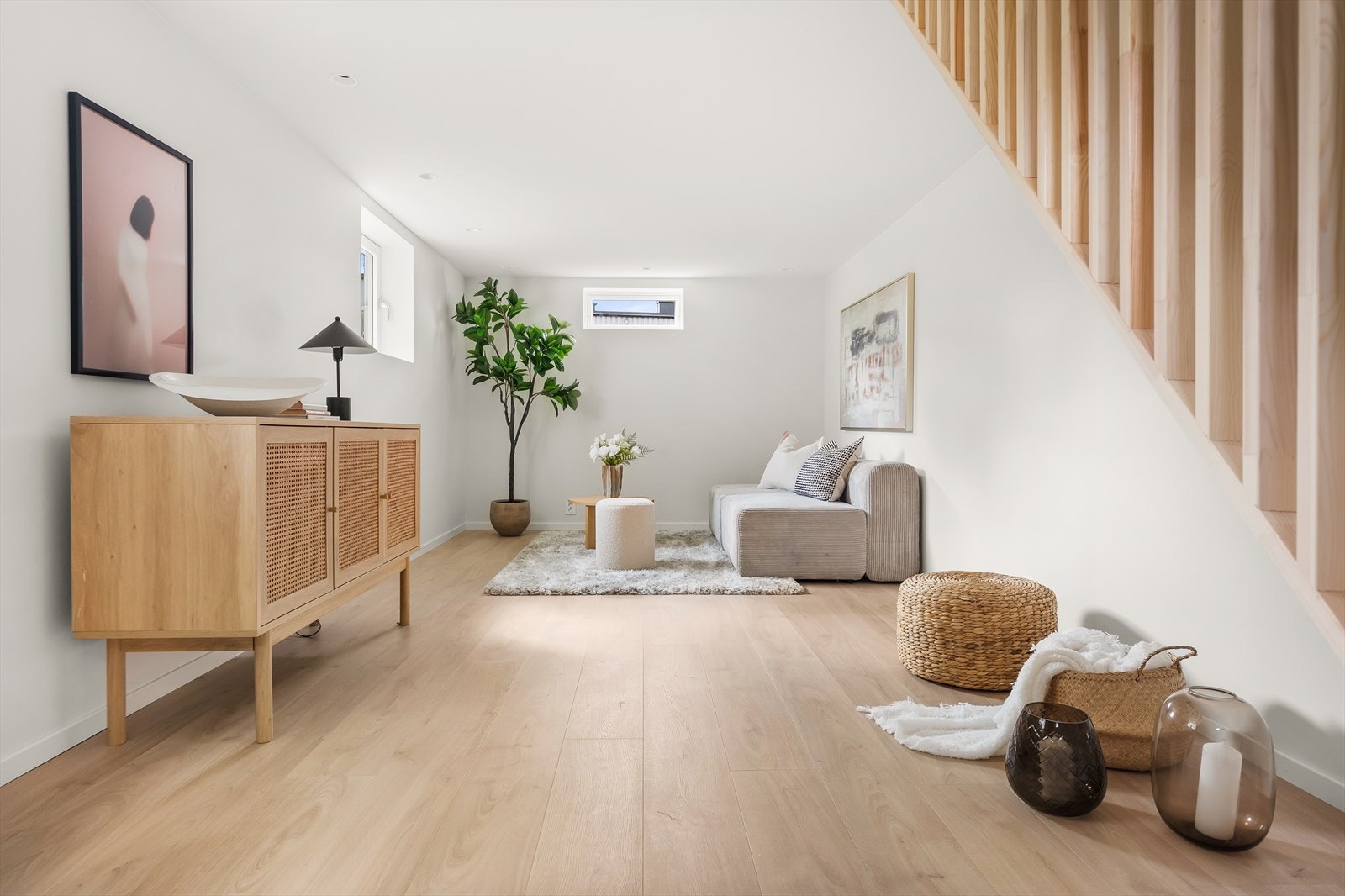 Boligen har en hyggelig kjellerstue med plass til sofagruppe, tv, bokhyller og lesekrok. Galleribilde