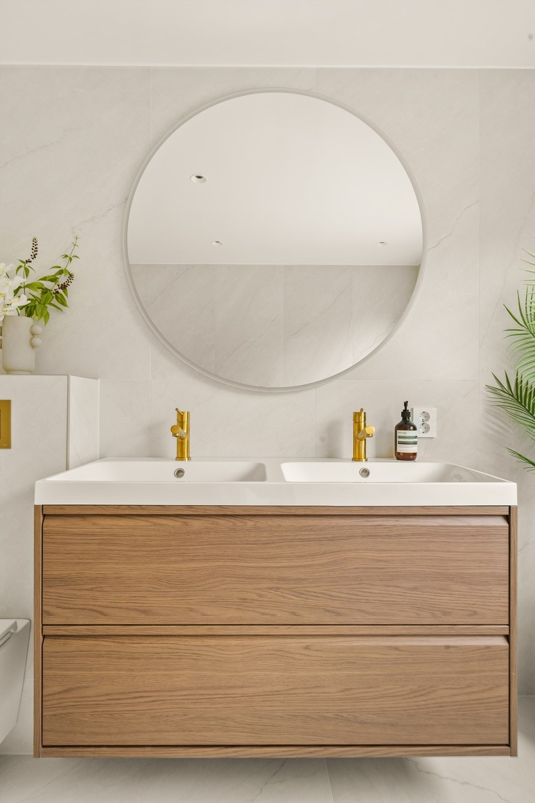 Badet har overflater med flislagt gulv med varmekabler, flislagte vegger, våtromsplater og innfelte downlights i himling. Galleribilde
