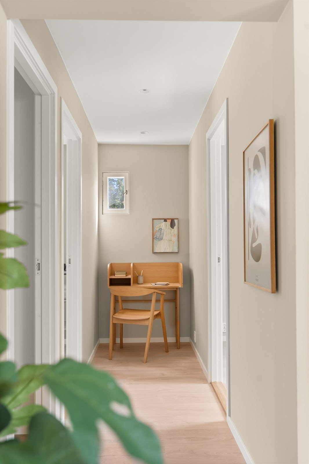 I gangen mellom soverom 2 og 3 er det plass til en hyggelig kontorplass. Galleribilde