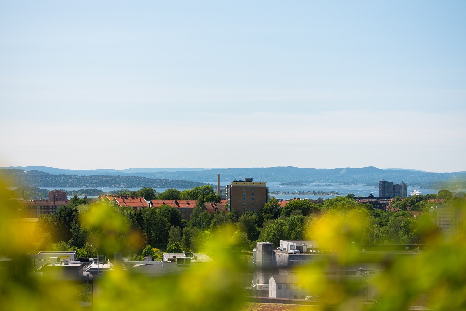 Her kan du nyte morgenkaffen i solen med vakker fjordutsikt. Galleribilde