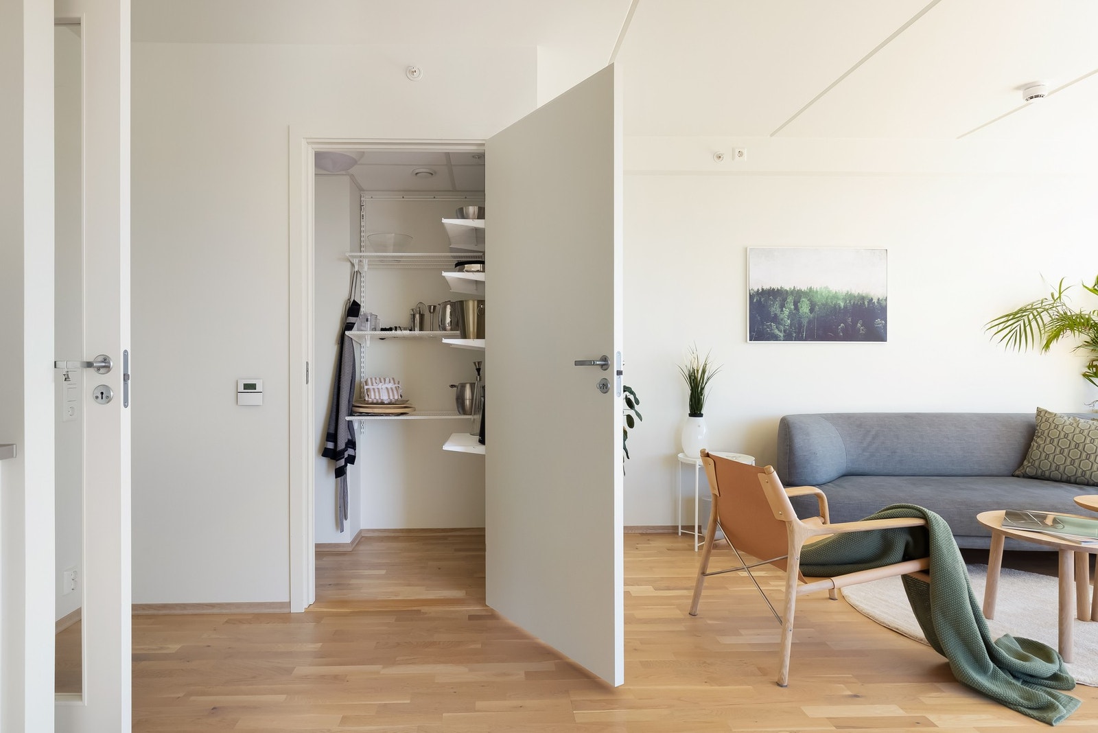 Ved sofahjørnet har du tilgang til en innvendig bod - noe som bidrar til et velorganisert hjem! Galleribilde