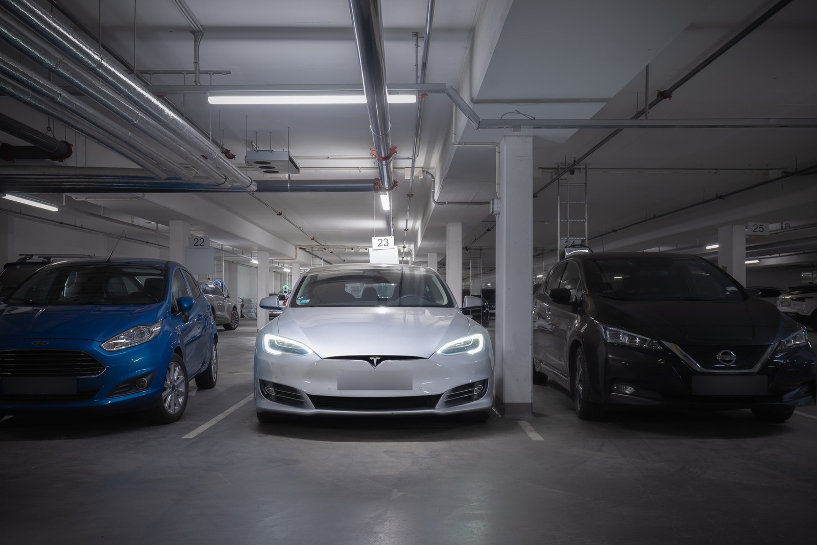 Leiligheten disponerer egen parkeringsplass i felles garasjeplass. Her er det mulig å montere elbil-lader om ønskelig. Galleribilde