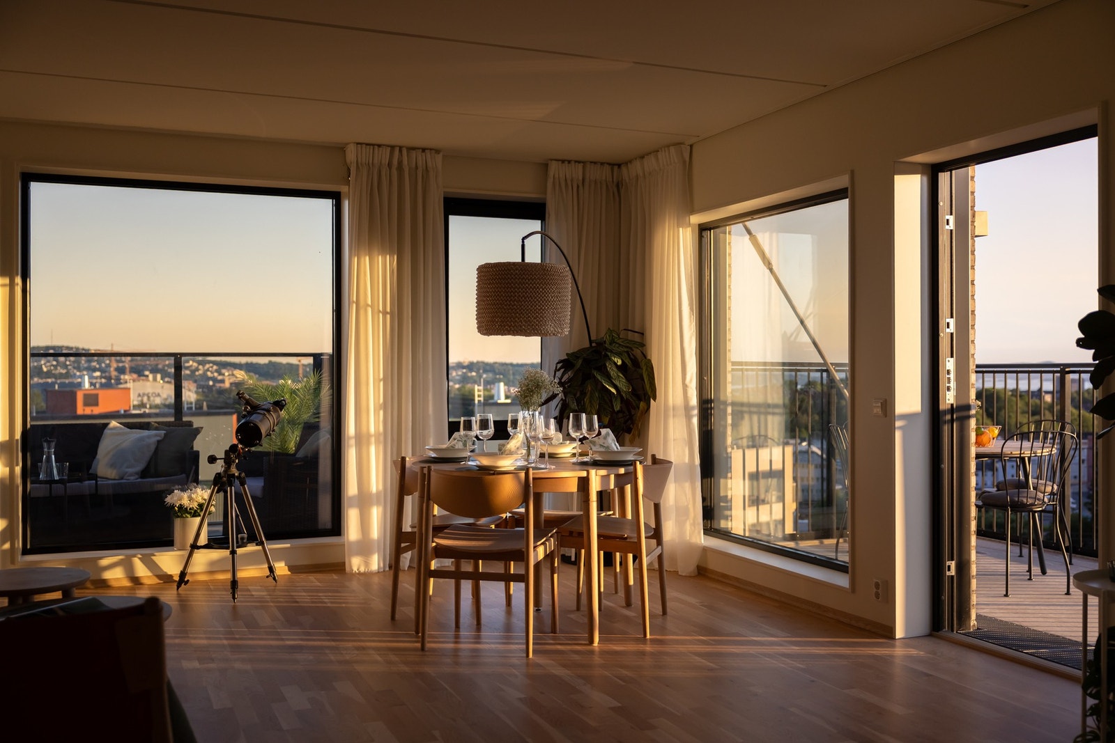 Videre har du plass til et stort spisebord hvor du kan samle venner og familie til hyggelige måltider. Galleribilde