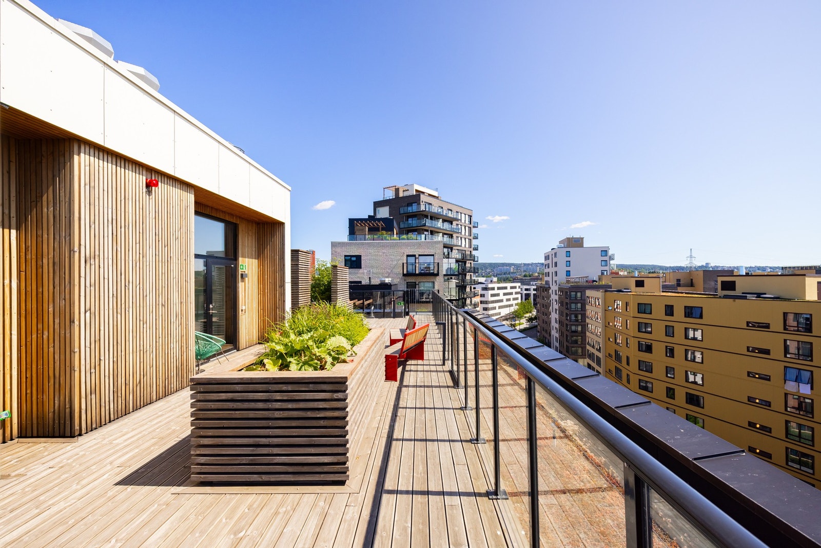 Terrassen er pent opparbeidet med plantekasser og sittegrupper. Galleribilde
