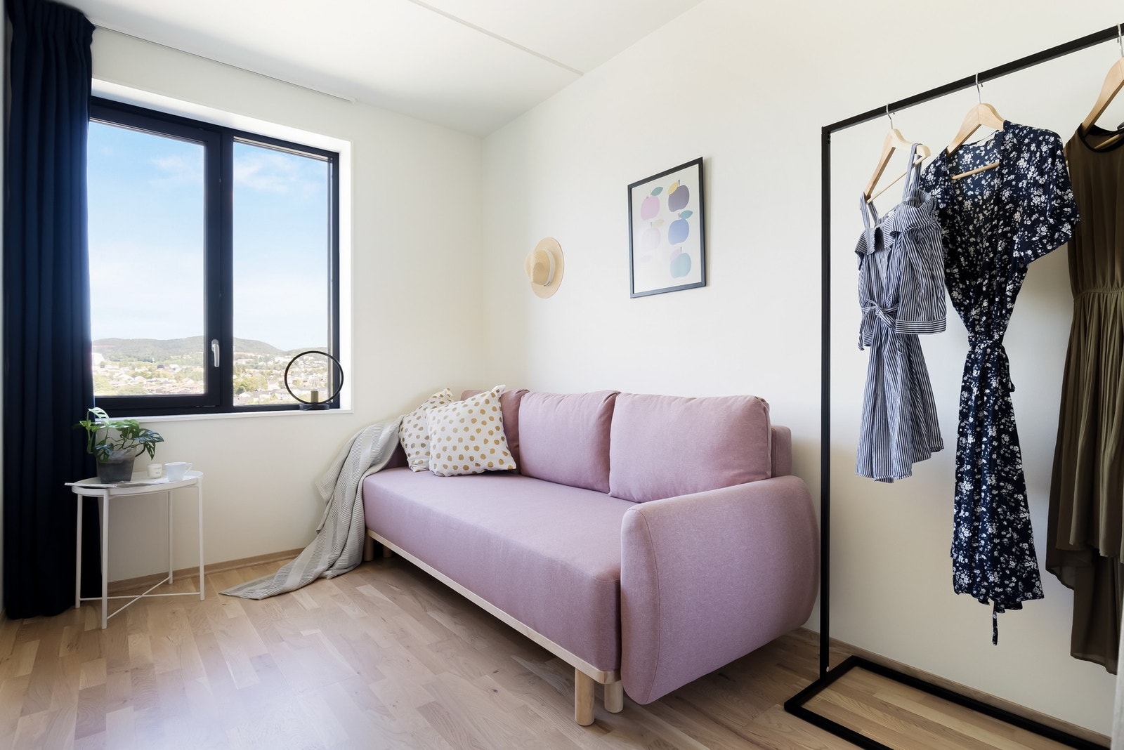 Soverom nummer to er av god størrelse. Her har du plass til seng/sofa samt oppbevaring - alt etter ønske og behov! Galleribilde