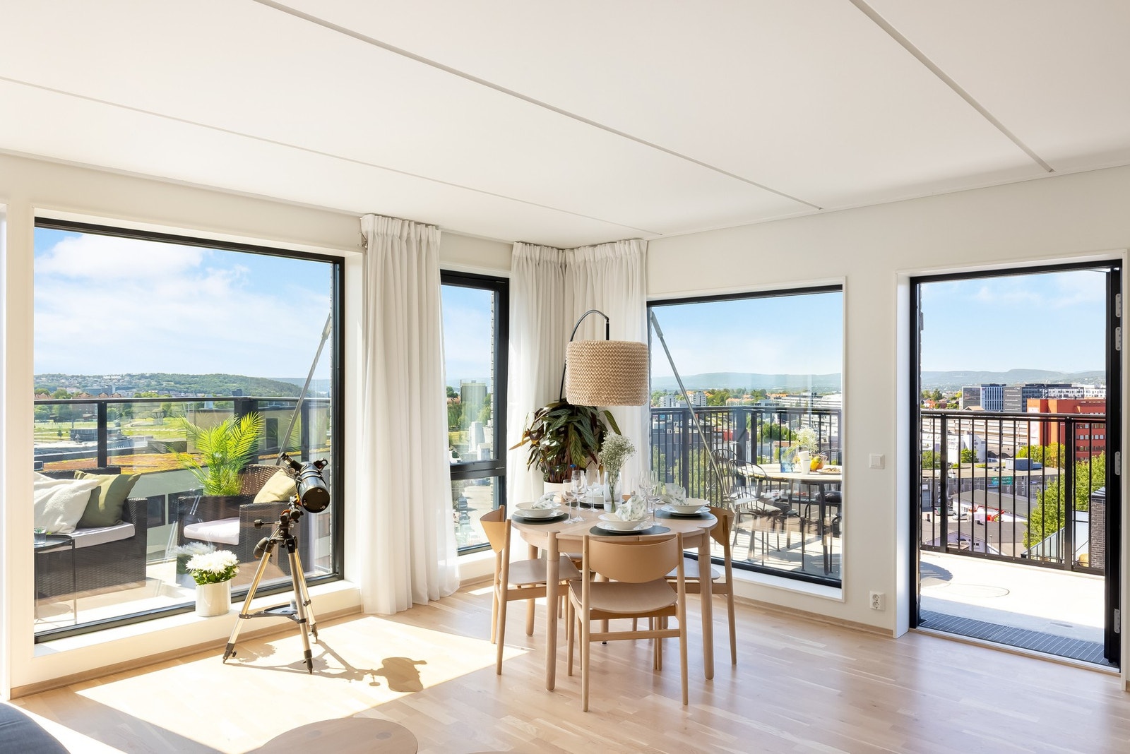 Leiligheten har en god planløsning og overflater er holdt i lyse og delikate farger. Galleribilde