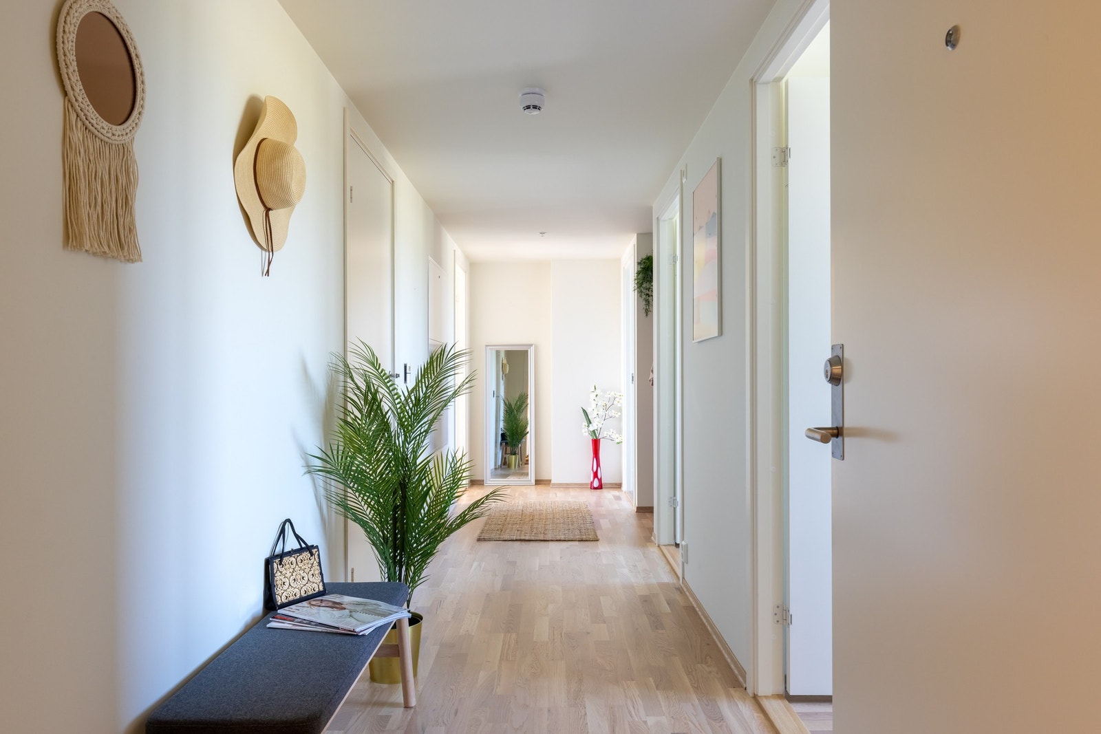 Velkommen inn til ditt nye hjem! Dette er en lys og romslig entré med parkett på gulv samt vannbåren gulvvarme i gulv. Galleribilde